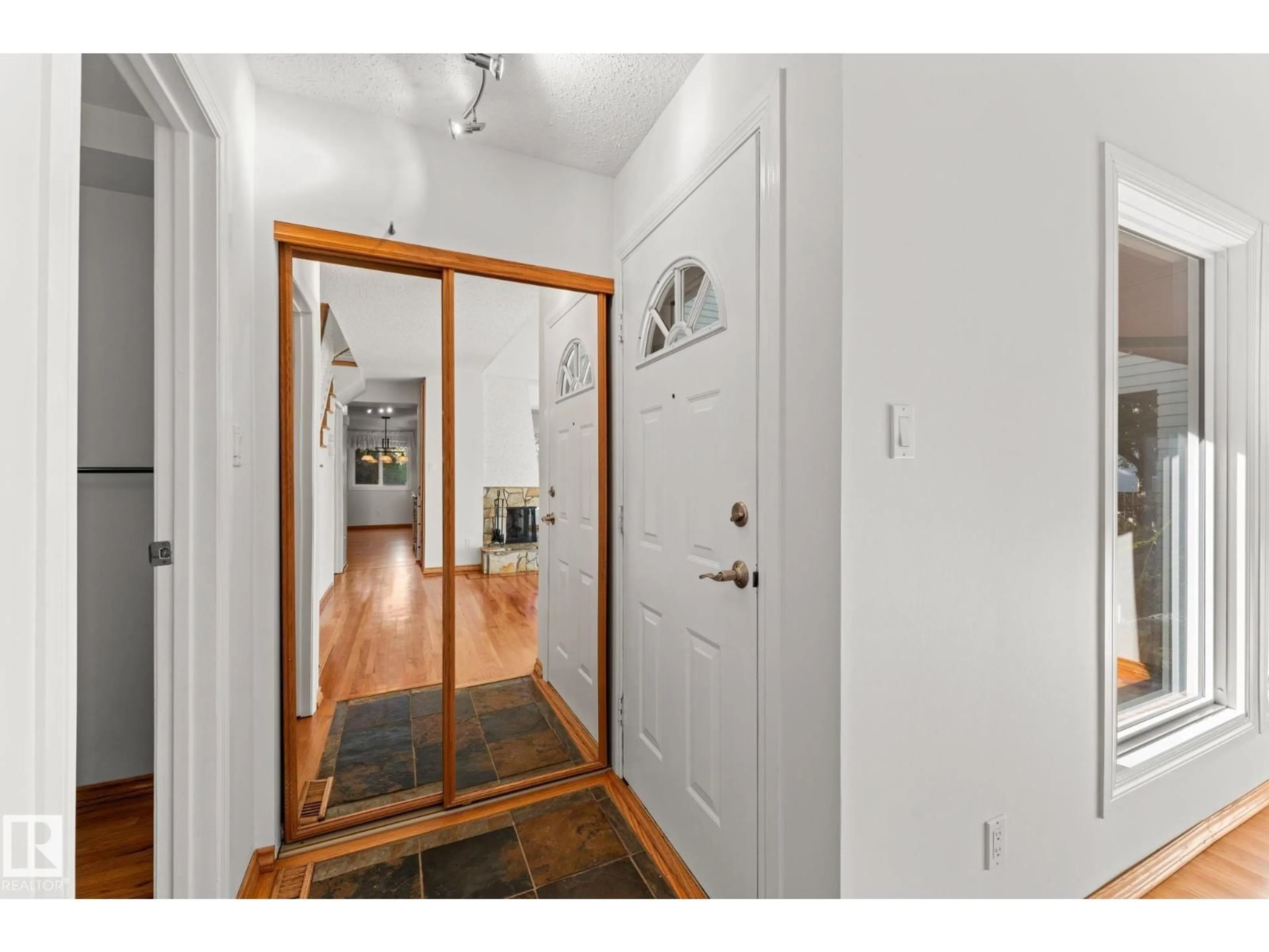 Indoor entryway for 5367 HILL VIEW CR, Edmonton Alberta T6L1V9