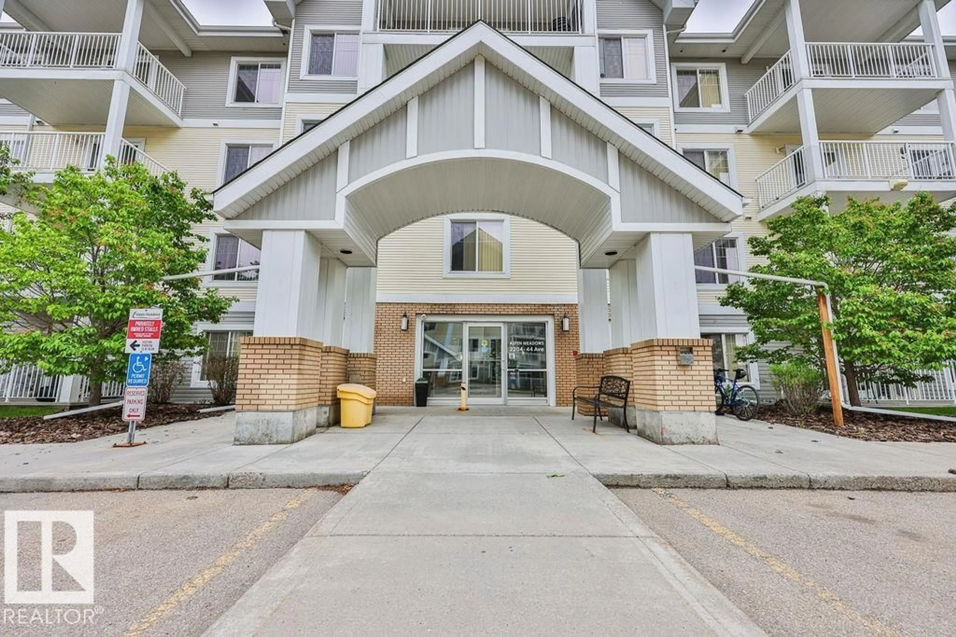 Indoor foyer for 411 - 2204 44 AV NW, Edmonton Alberta T6T0G5