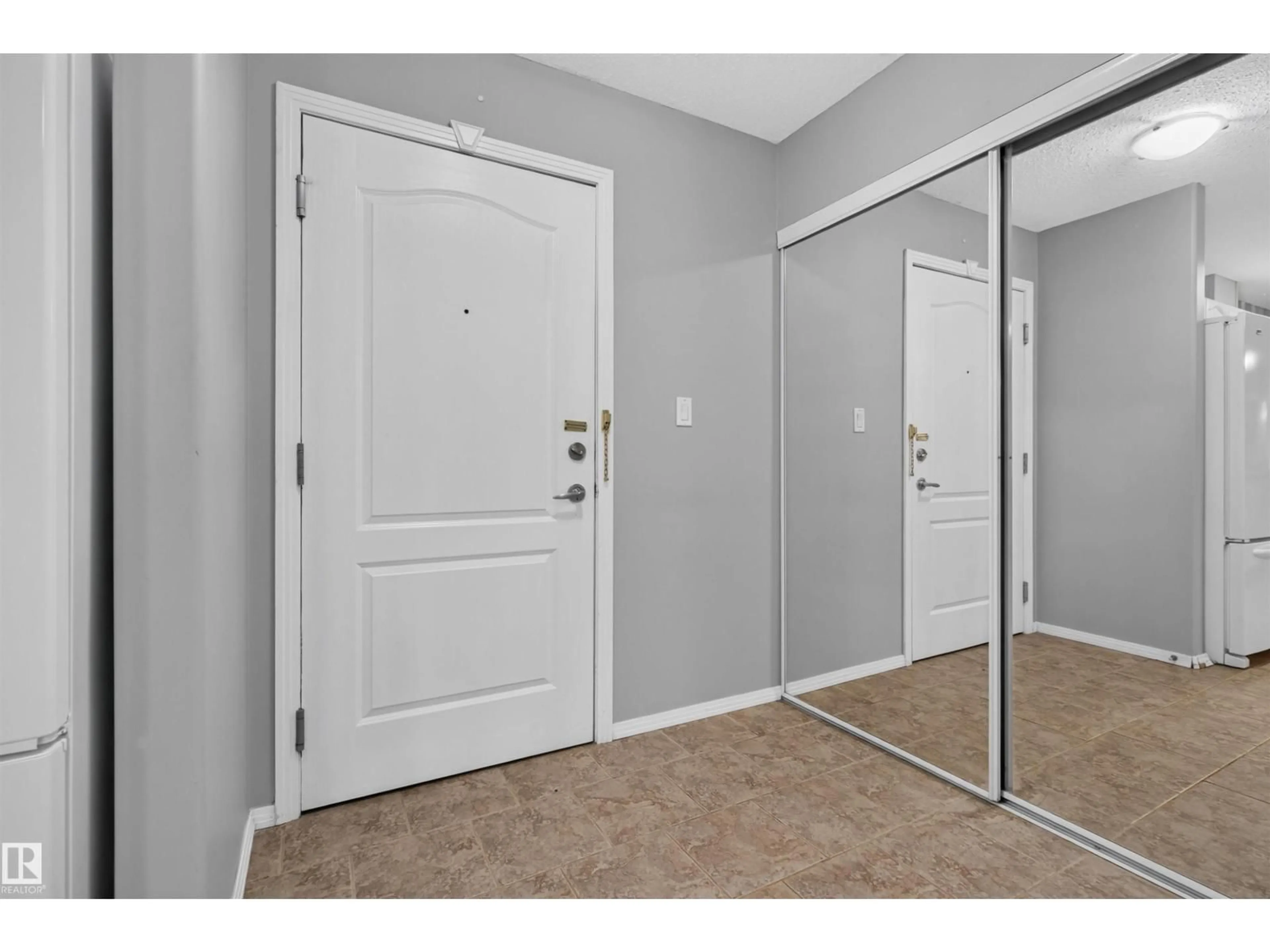 Indoor entryway for 592 - 236 HOOKE RD, Edmonton Alberta T5A5H2