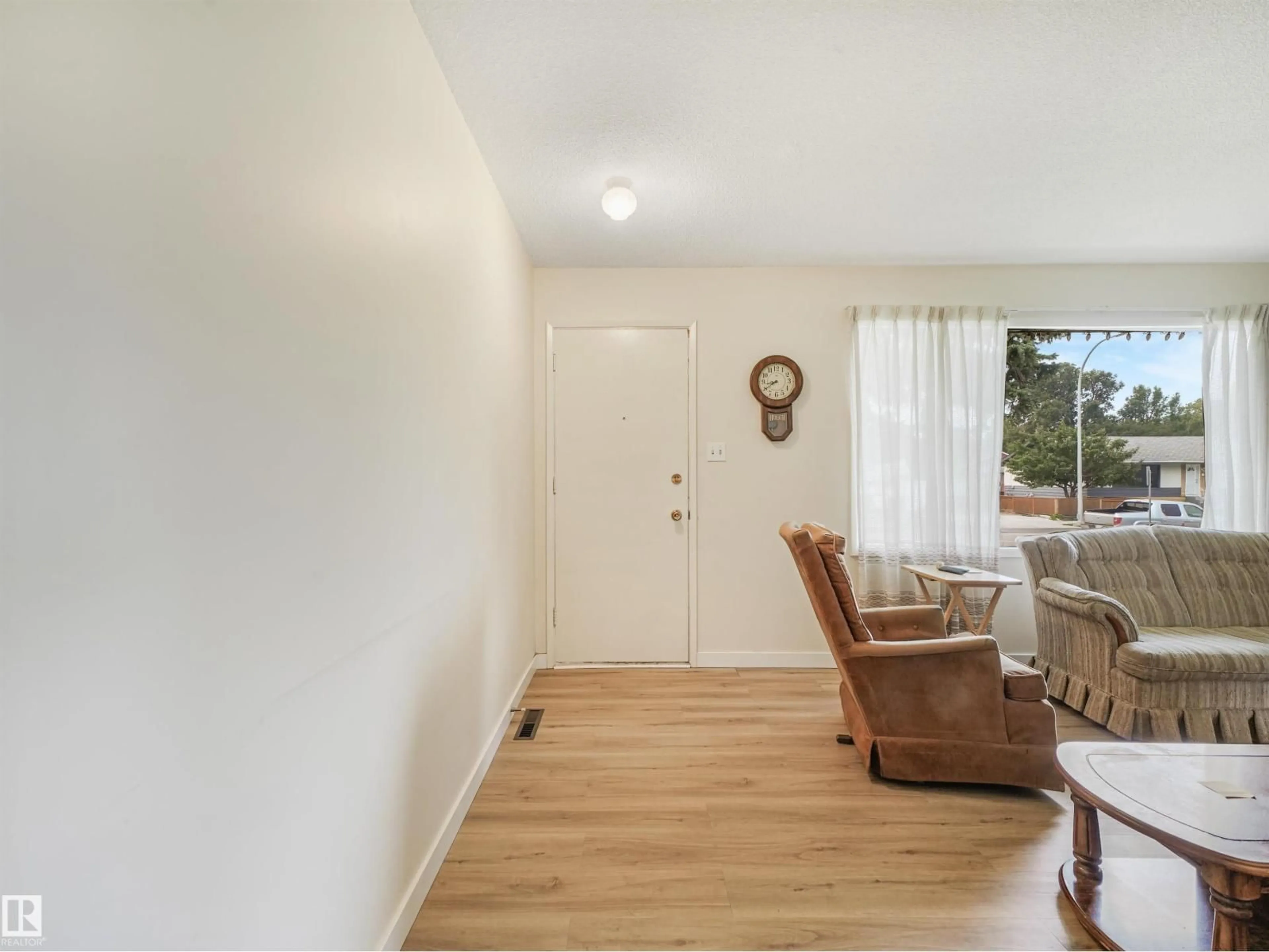 Indoor entryway for 6206 132 AV, Edmonton Alberta T5A0J7