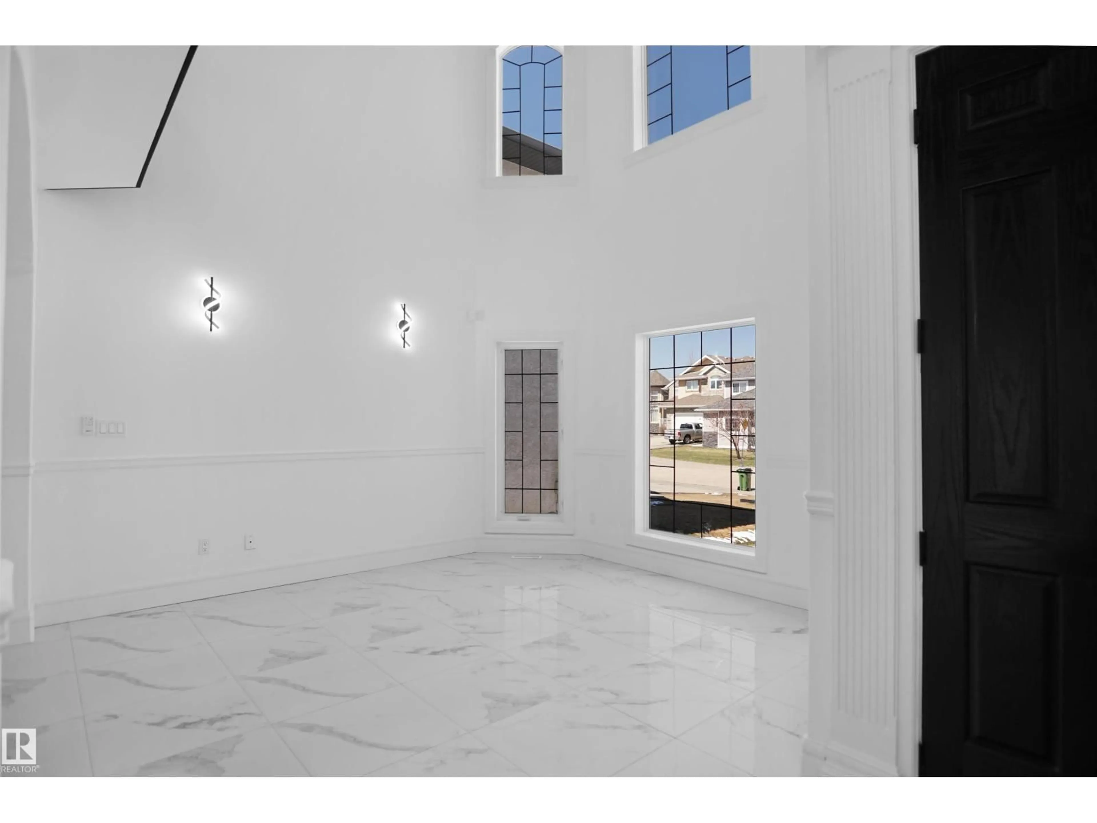 Indoor foyer for SW - 6823 18 AV, Edmonton Alberta T6X0C9