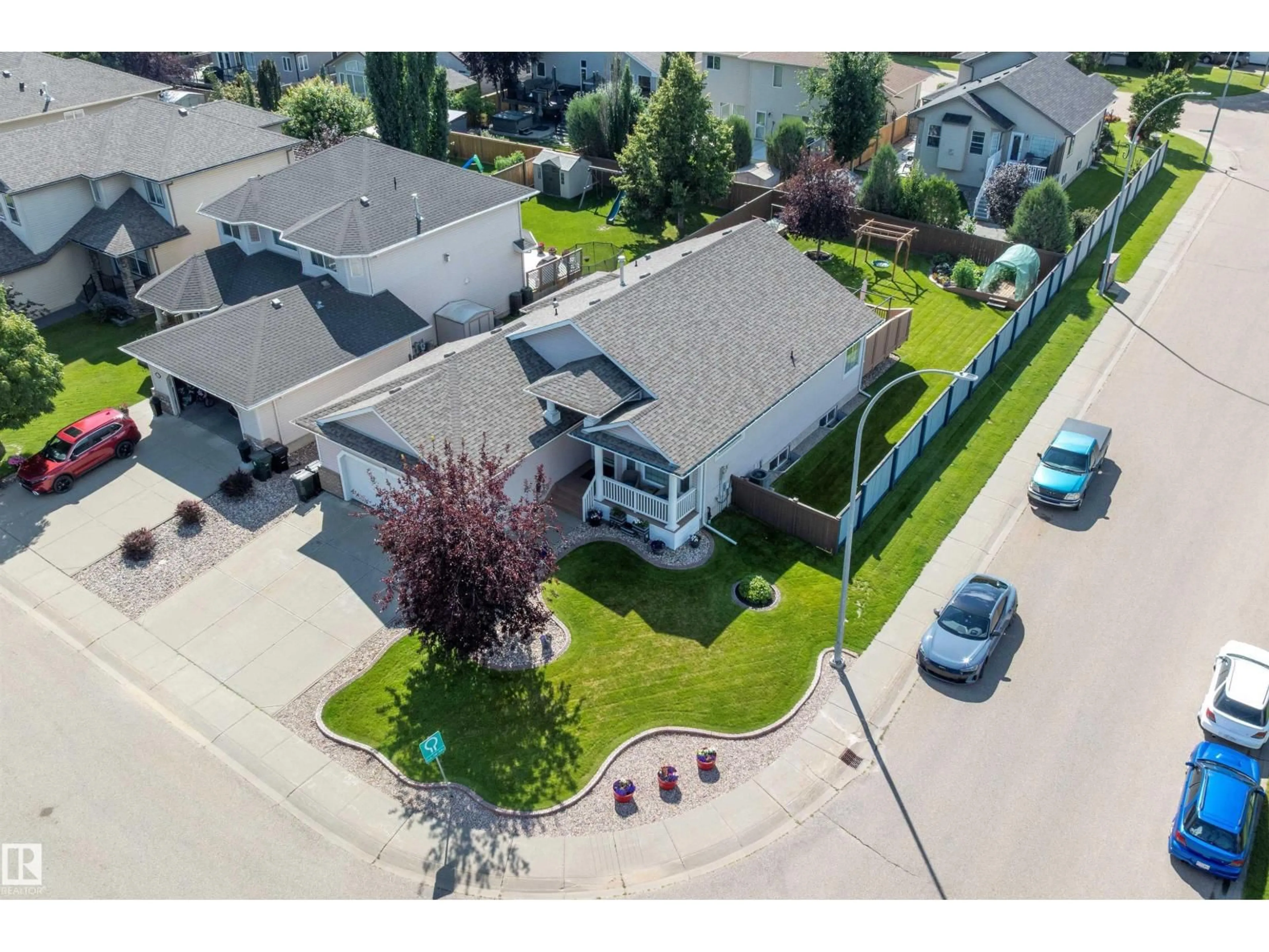 A pic from outside/outdoor area/front of a property/back of a property/a pic from drone, street for 1 LINKSVIEW CL, Spruce Grove Alberta T7X4P3