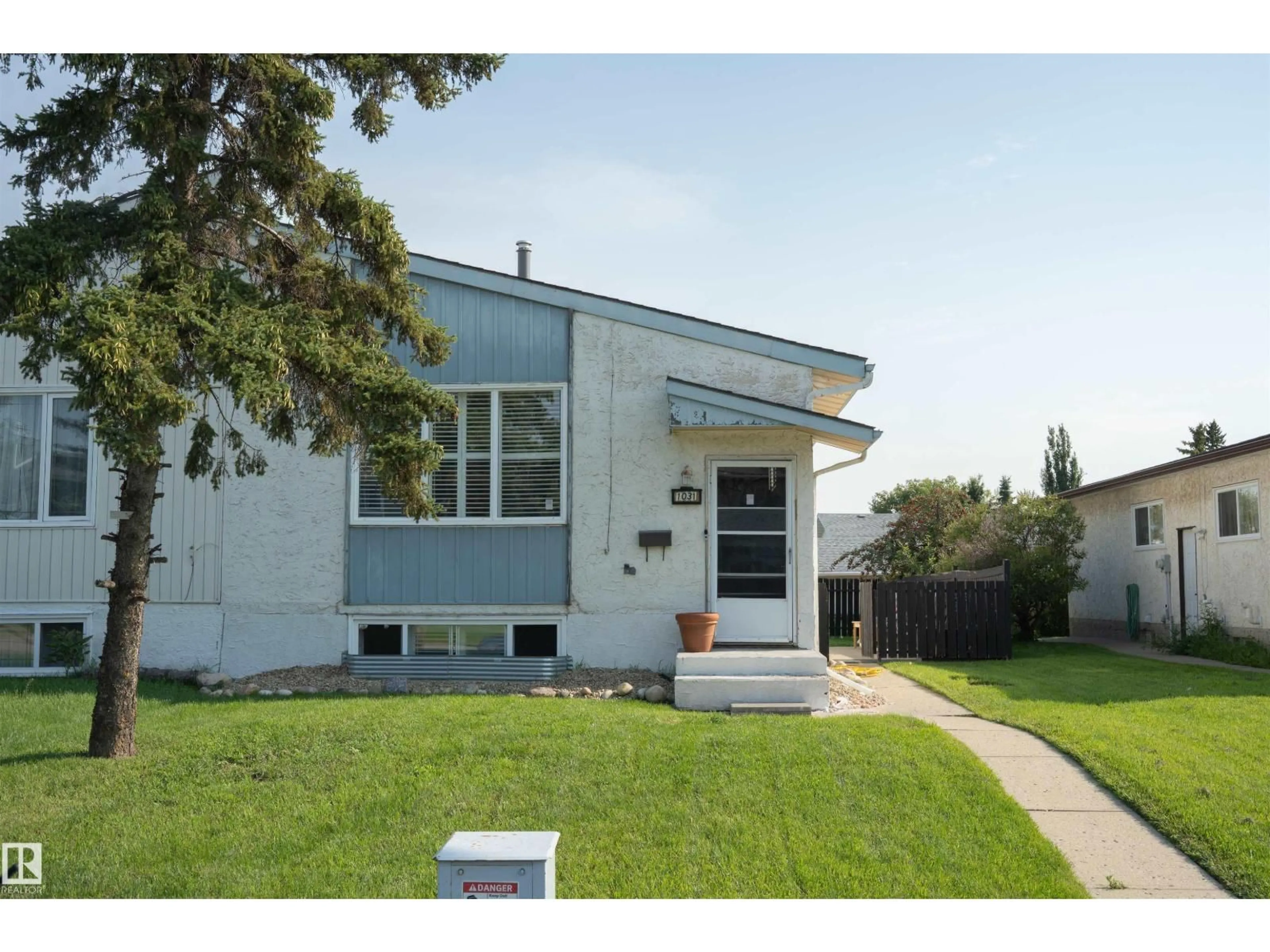 Home with vinyl exterior material, street for NW NW - 1031 LAKEWOOD RD, Edmonton Alberta T6K3B1