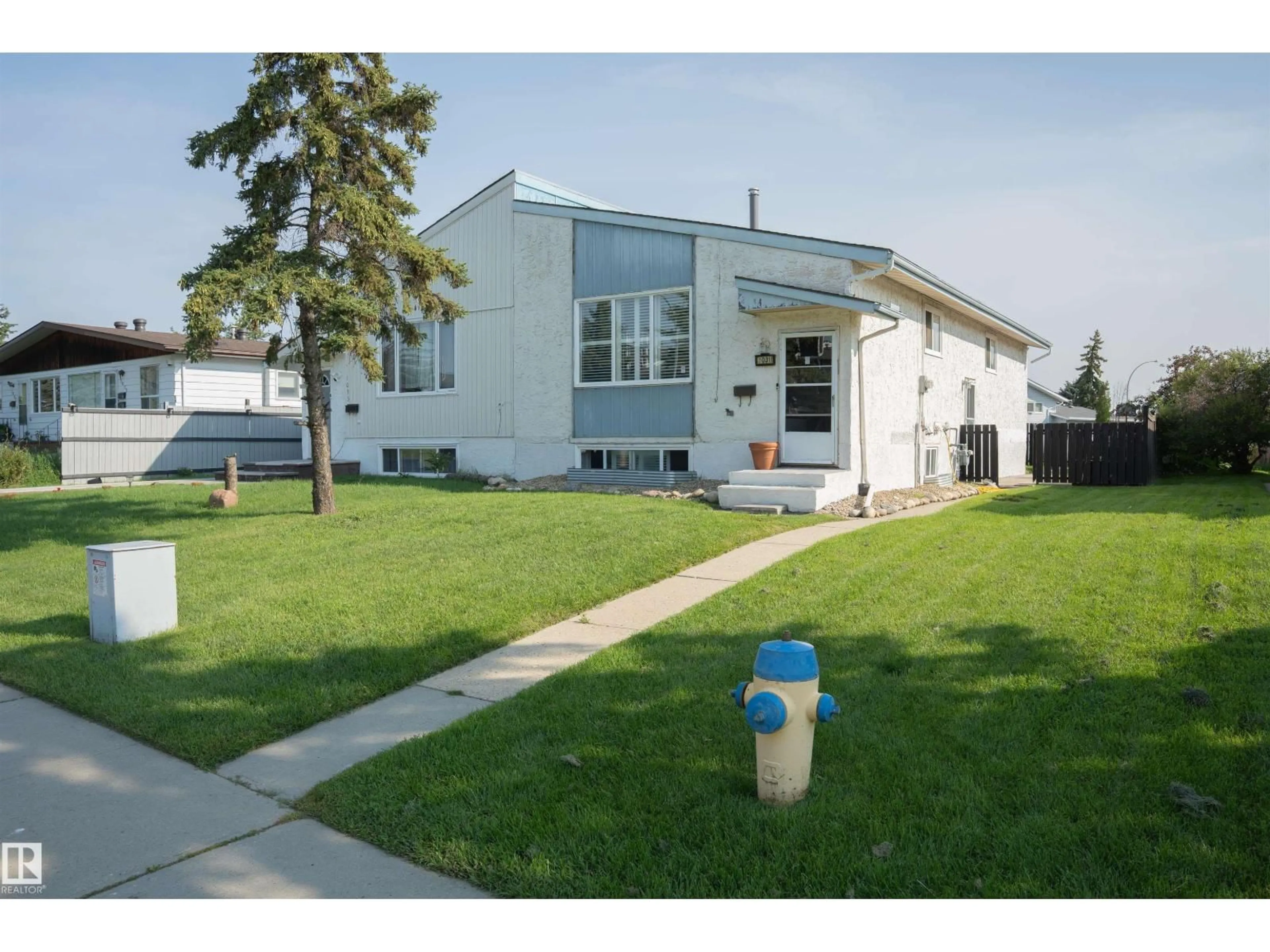 Home with vinyl exterior material, street for NW NW - 1031 LAKEWOOD RD, Edmonton Alberta T6K3B1
