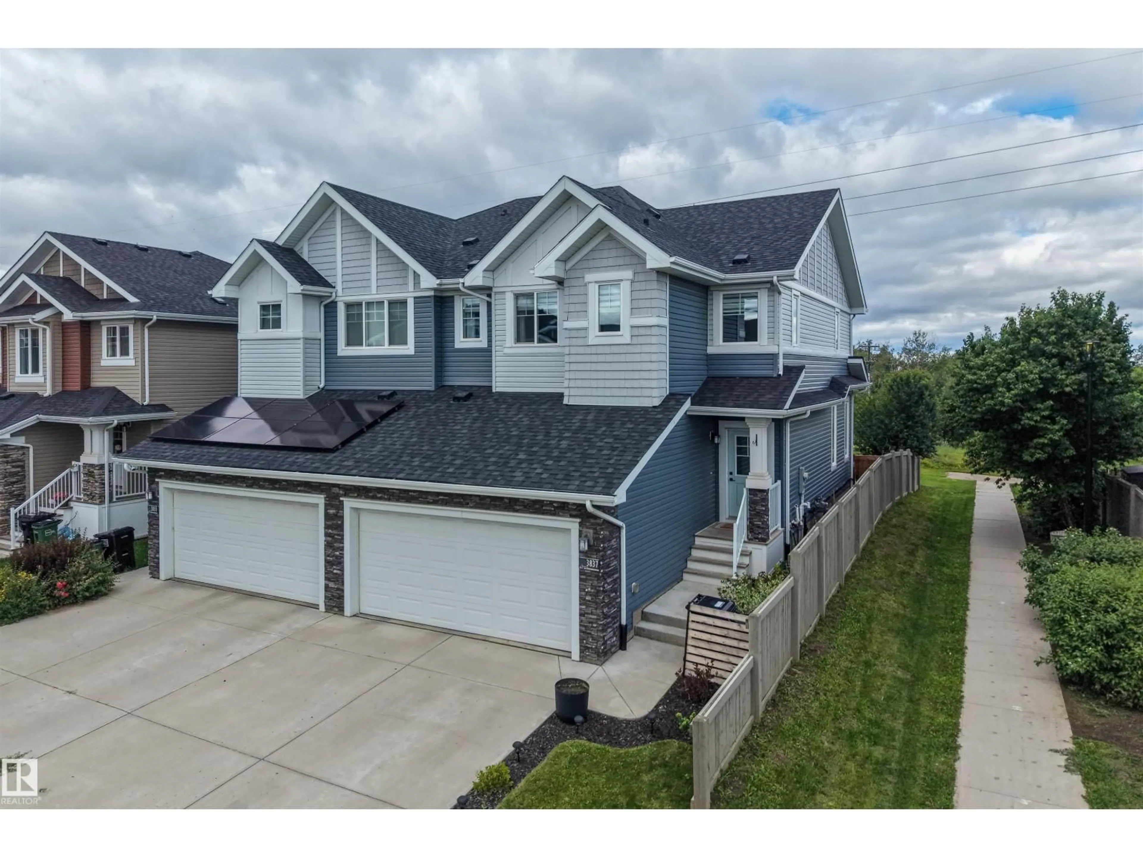 A pic from outside/outdoor area/front of a property/back of a property/a pic from drone, unknown for 3837 ROBINS CR, Edmonton Alberta T5S0M7