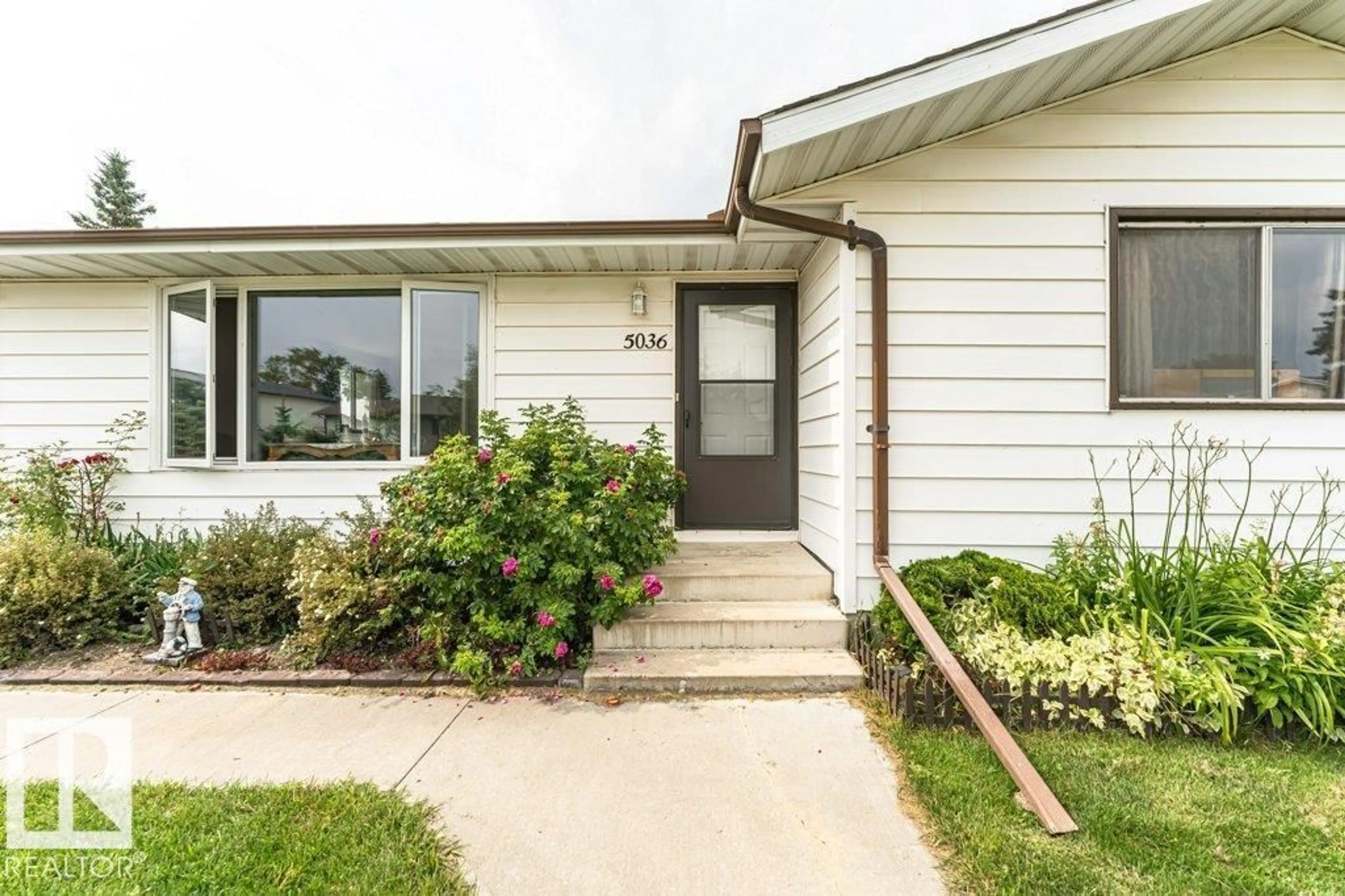 Home with vinyl exterior material, street for 5036 47 ST, Lamont Alberta T0B2R0