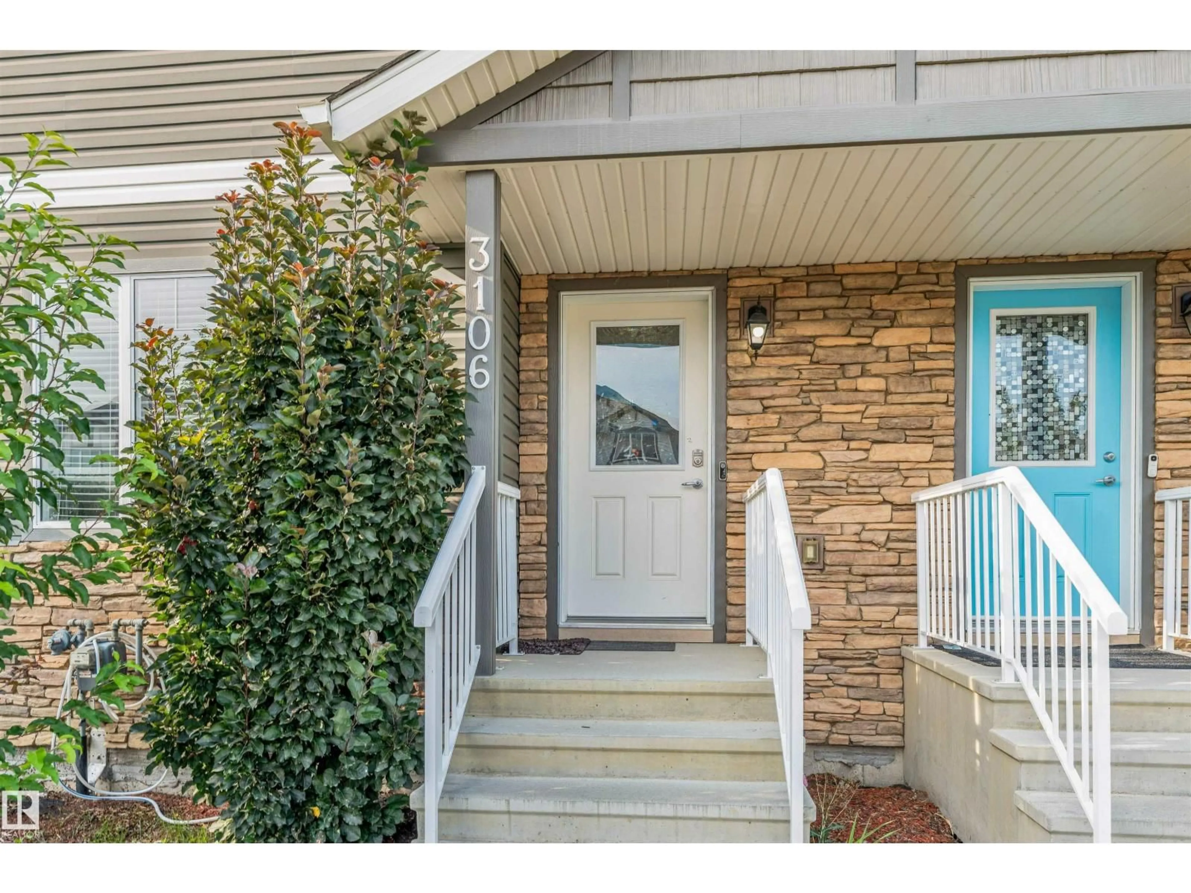 Indoor entryway for 3106 15 AV, Edmonton Alberta T6T0V2