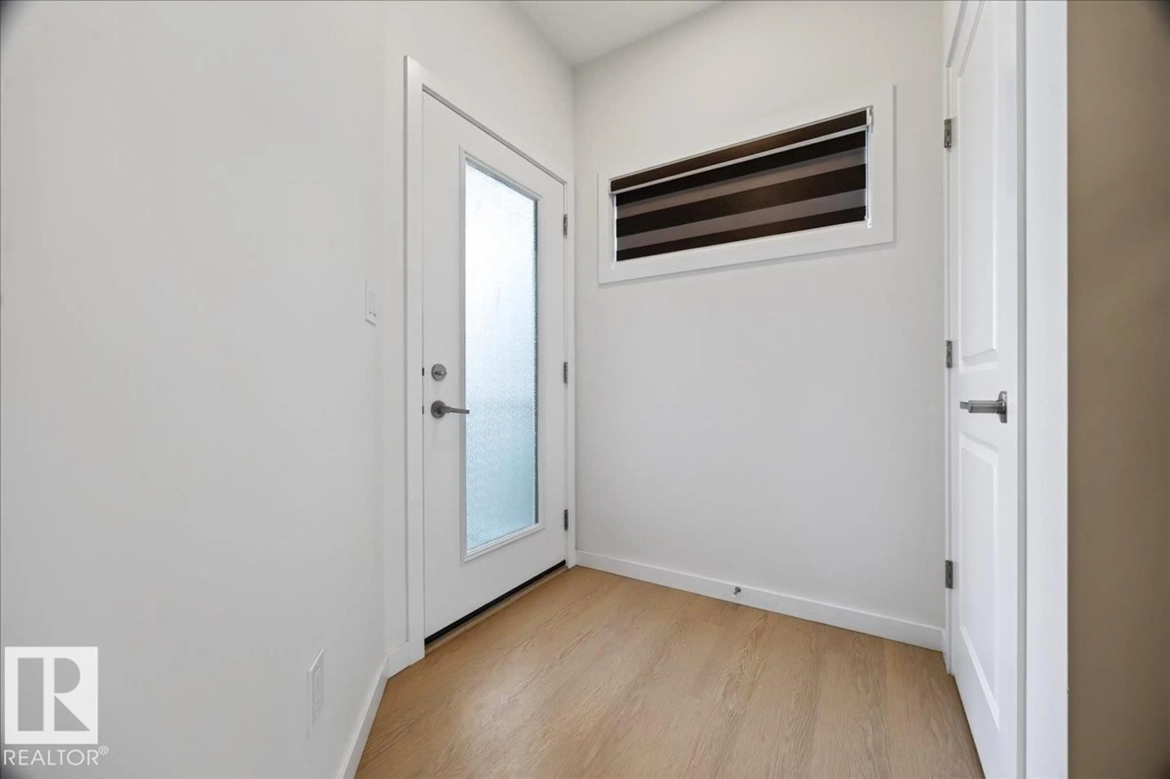 Indoor entryway for 4918 KINNEY RD, Edmonton Alberta T6W5H1