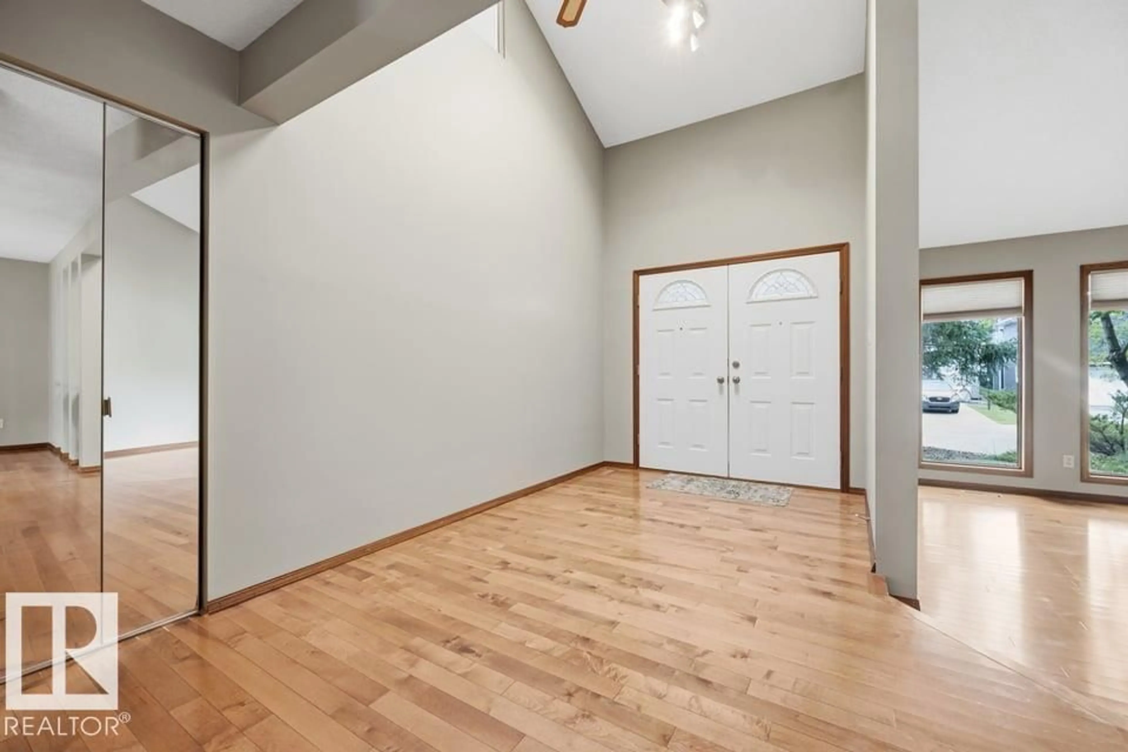 Indoor foyer for 4140 147 ST, Edmonton Alberta T6H5V1
