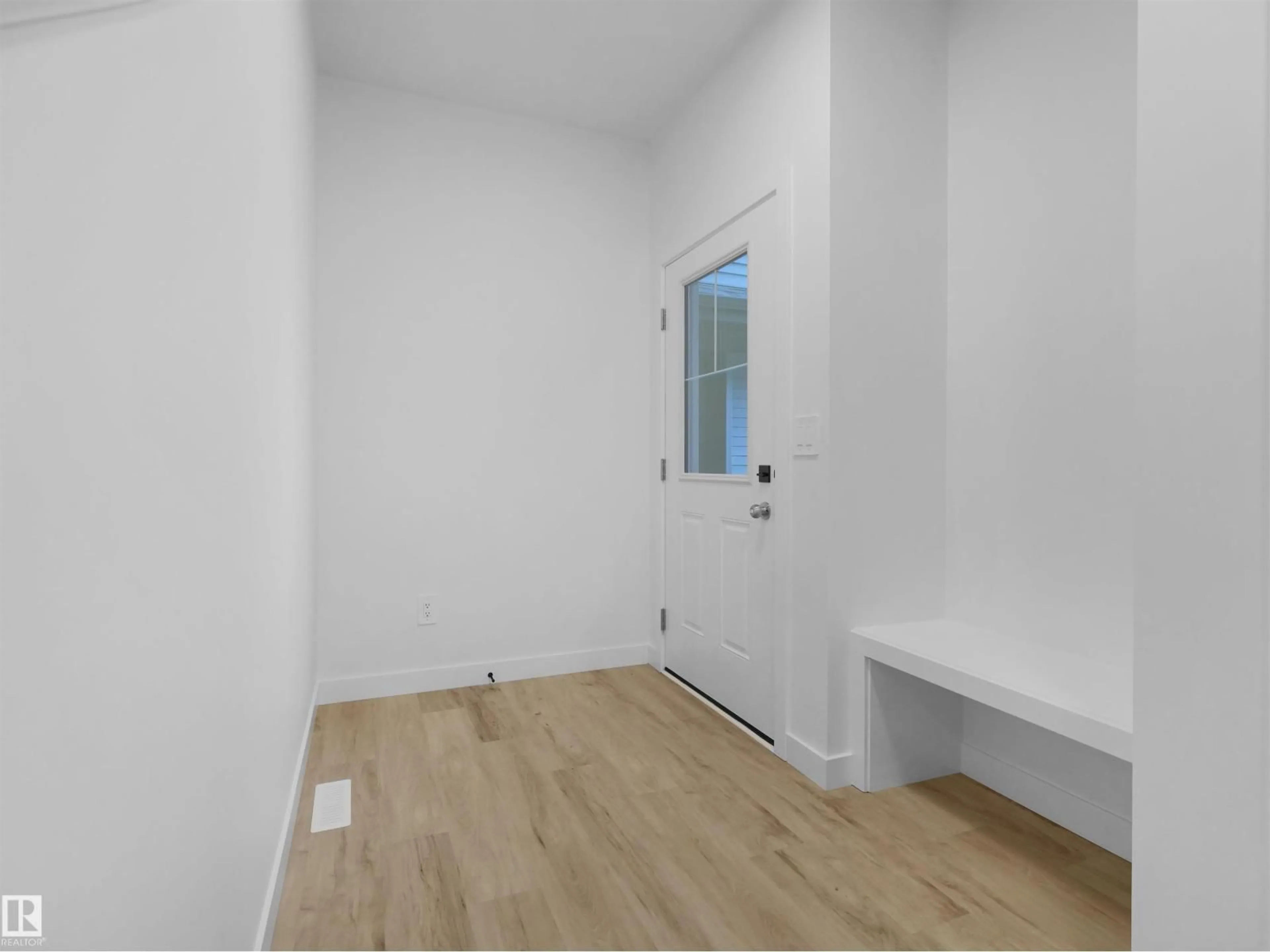 Indoor entryway for 8247 KIRIAK LO SW, Edmonton Alberta T6W5S2