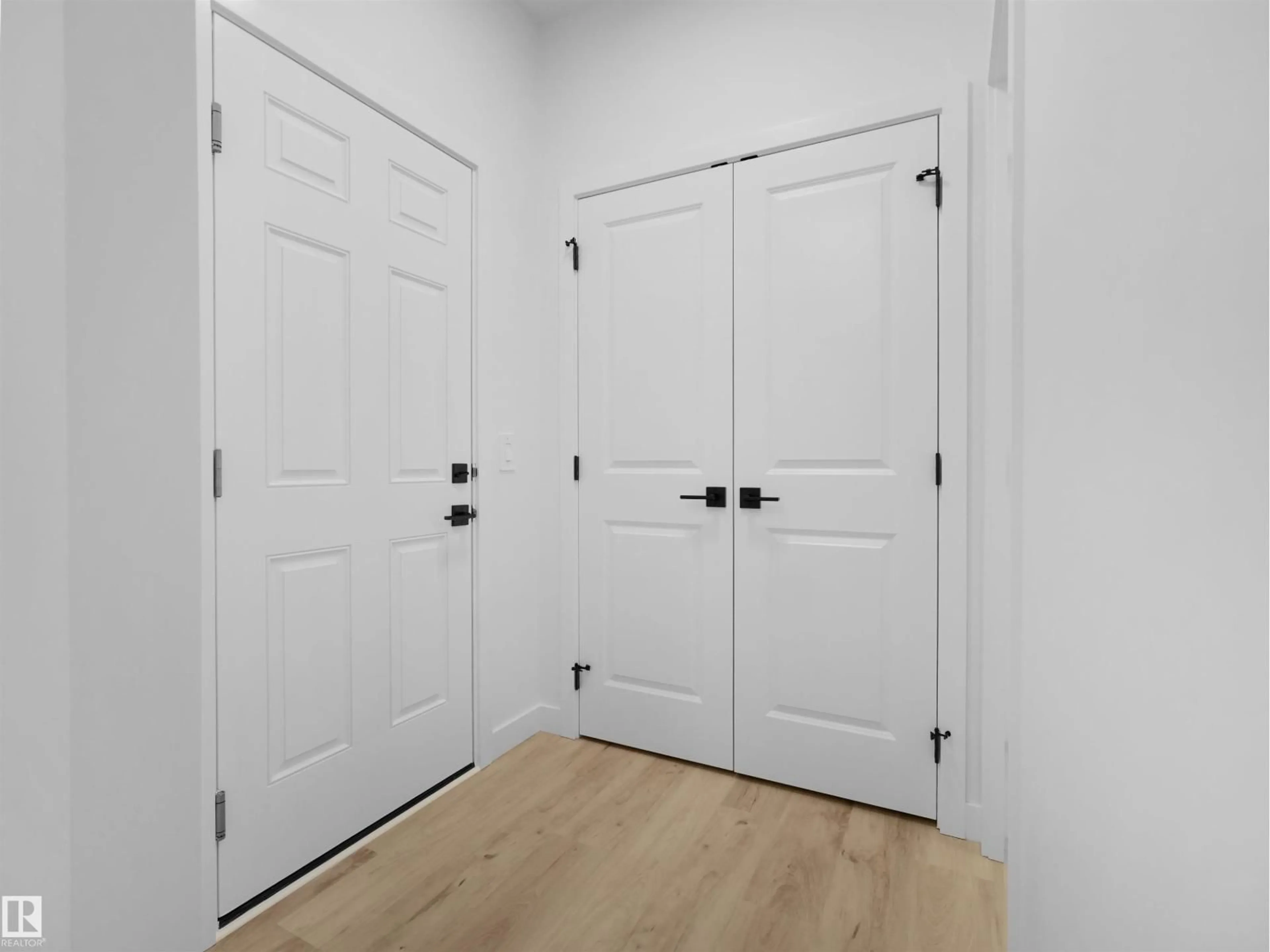 Indoor entryway for 8247 KIRIAK LO SW, Edmonton Alberta T6W5S2