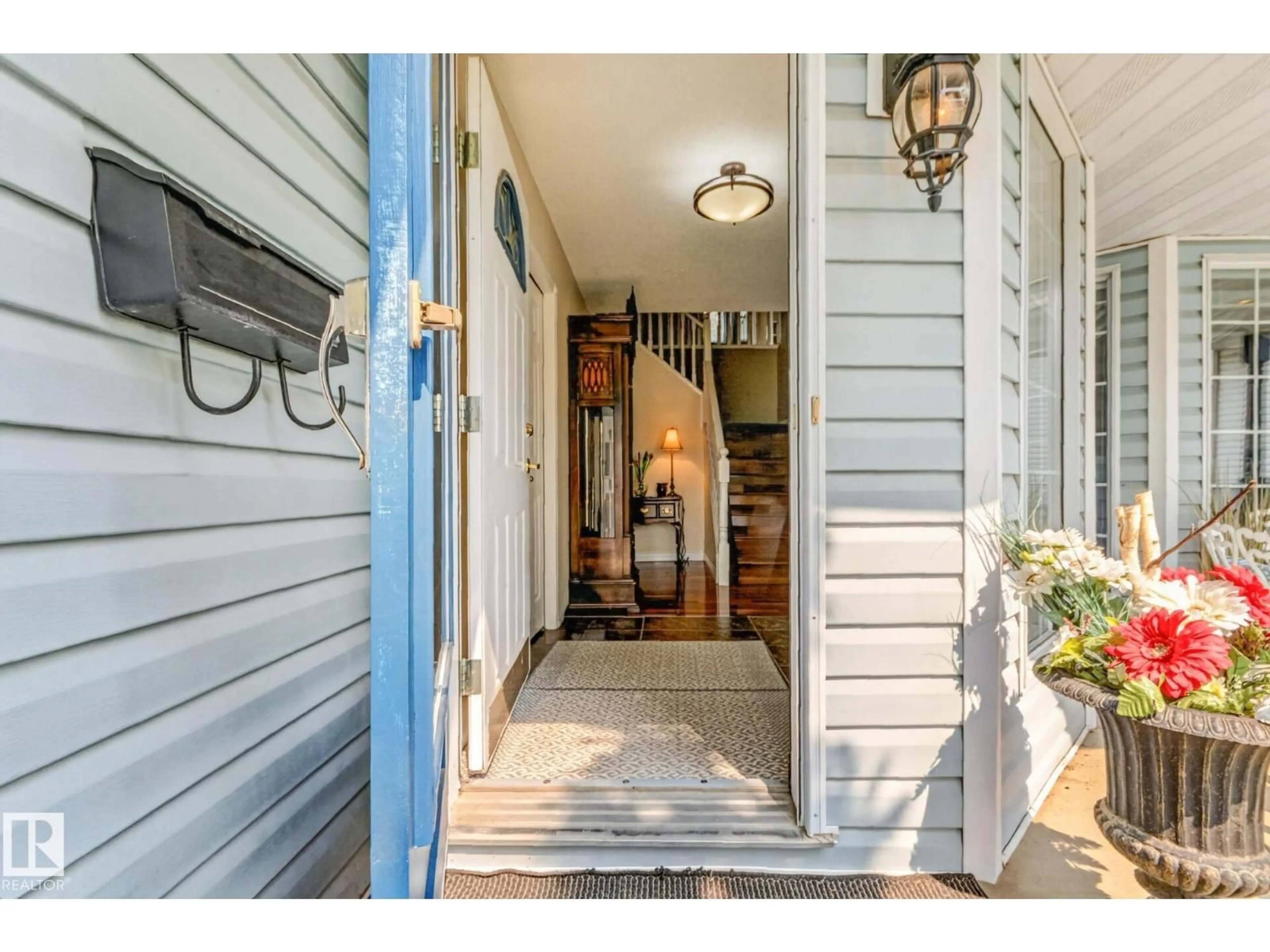 Indoor entryway for 3108 36B AV, Edmonton Alberta T6T1H4