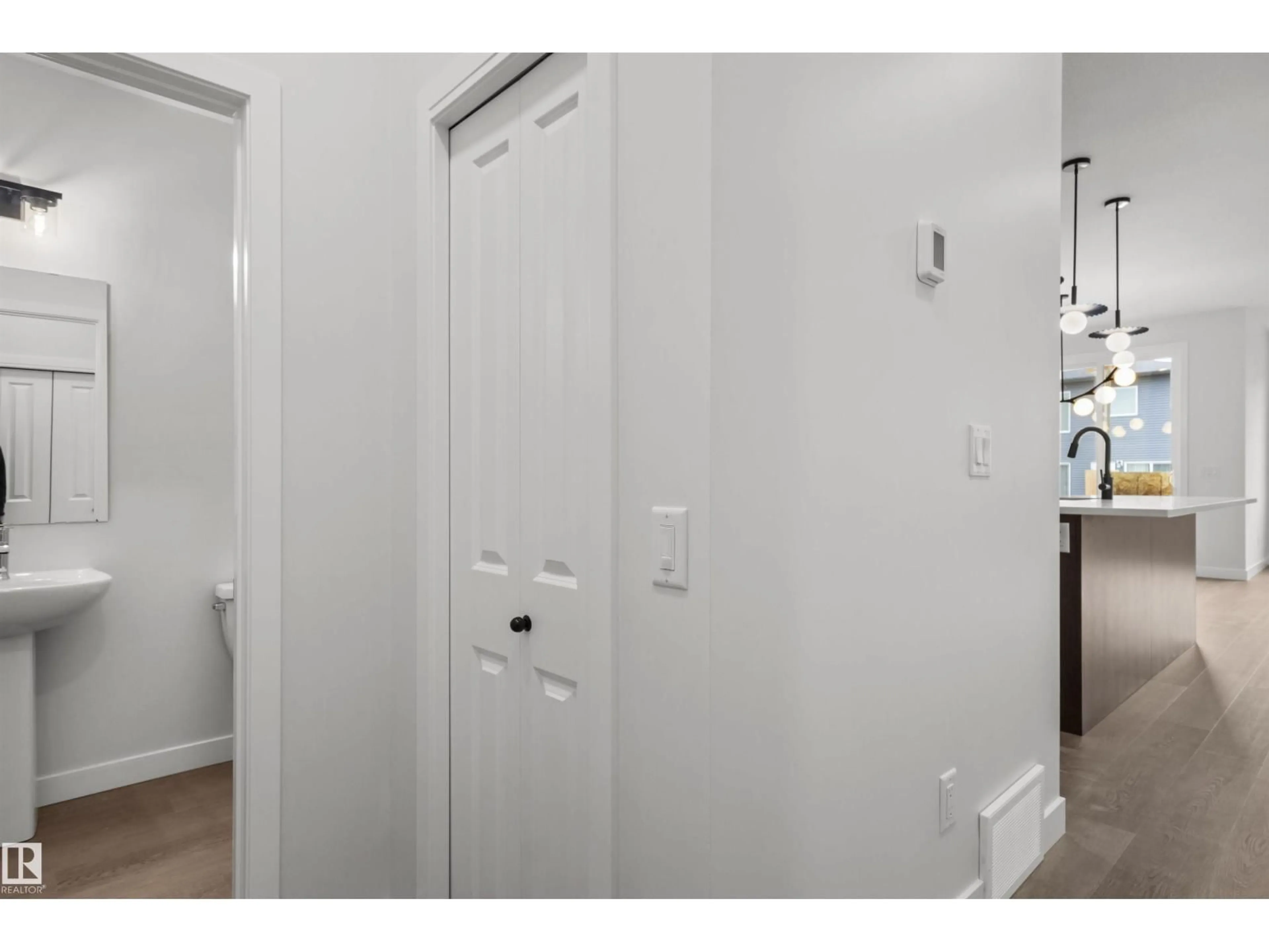 Indoor entryway for 9096 ELVES LO NW, Edmonton Alberta T6M3G4