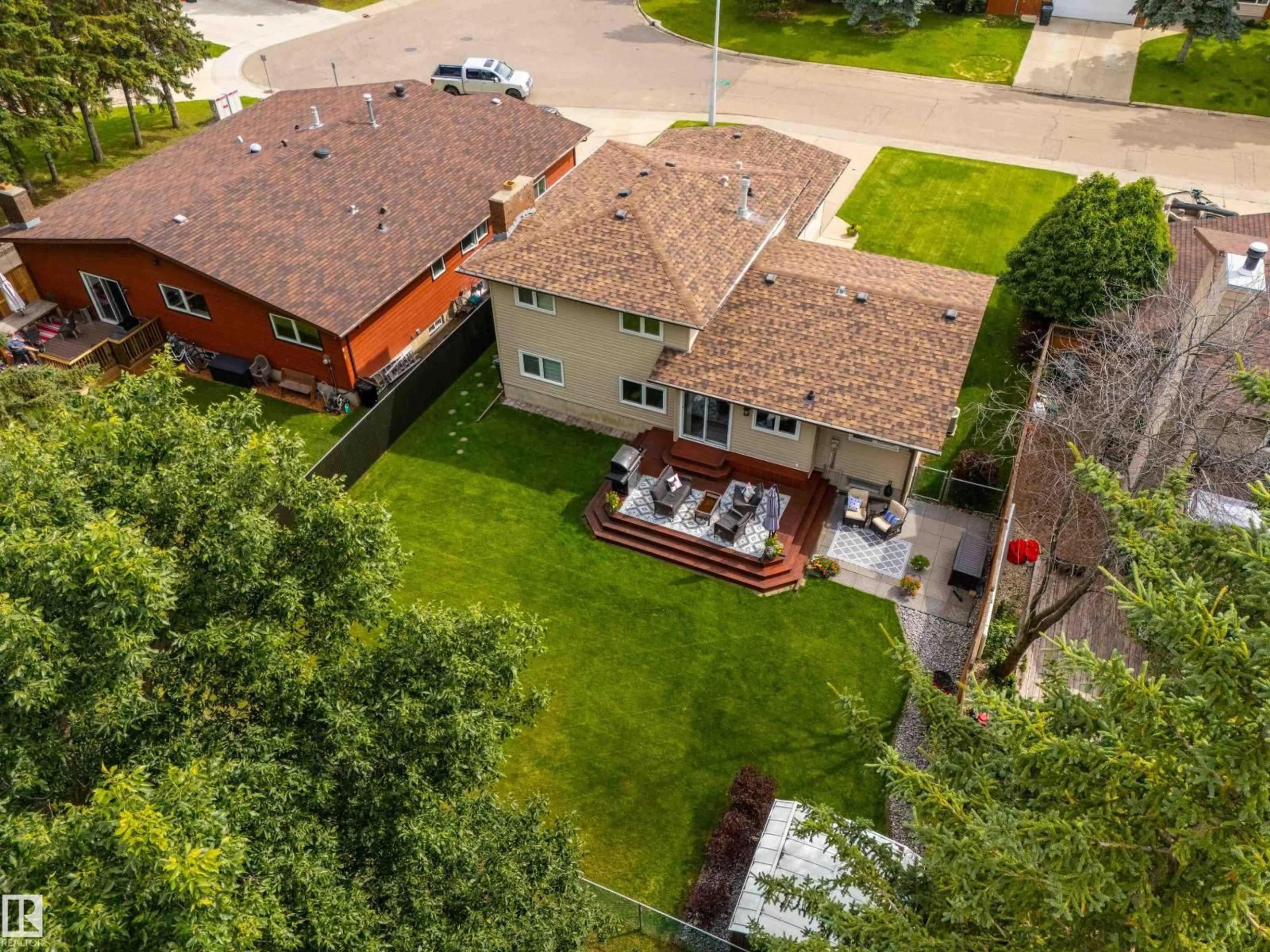 A pic from outside/outdoor area/front of a property/back of a property/a pic from drone, street for 94 MARLBORO DR, Spruce Grove Alberta T7X2T2