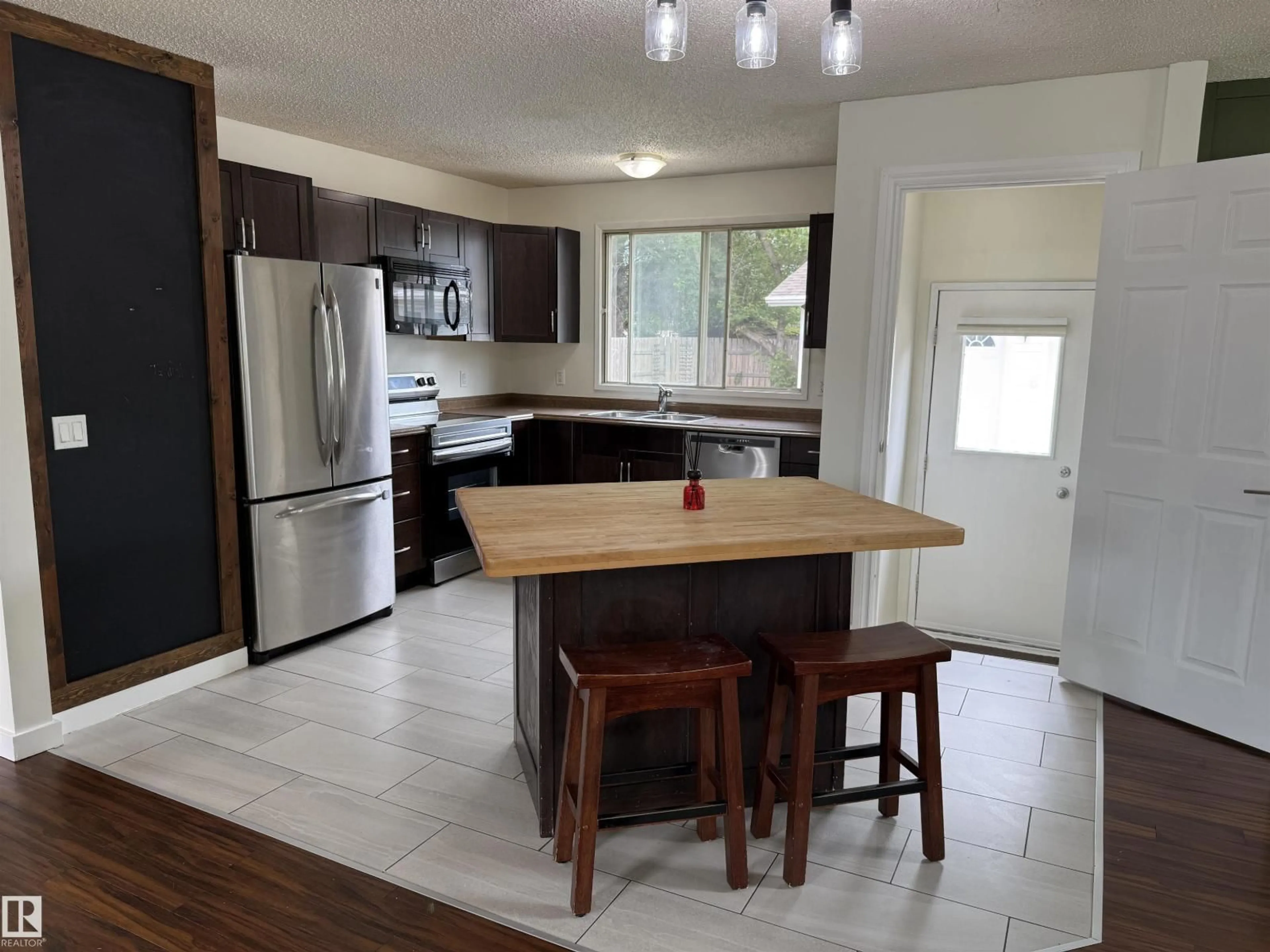 Open concept kitchen, ceramic/tile floor for 7922 97 AV, Fort Saskatchewan Alberta T8L3G6