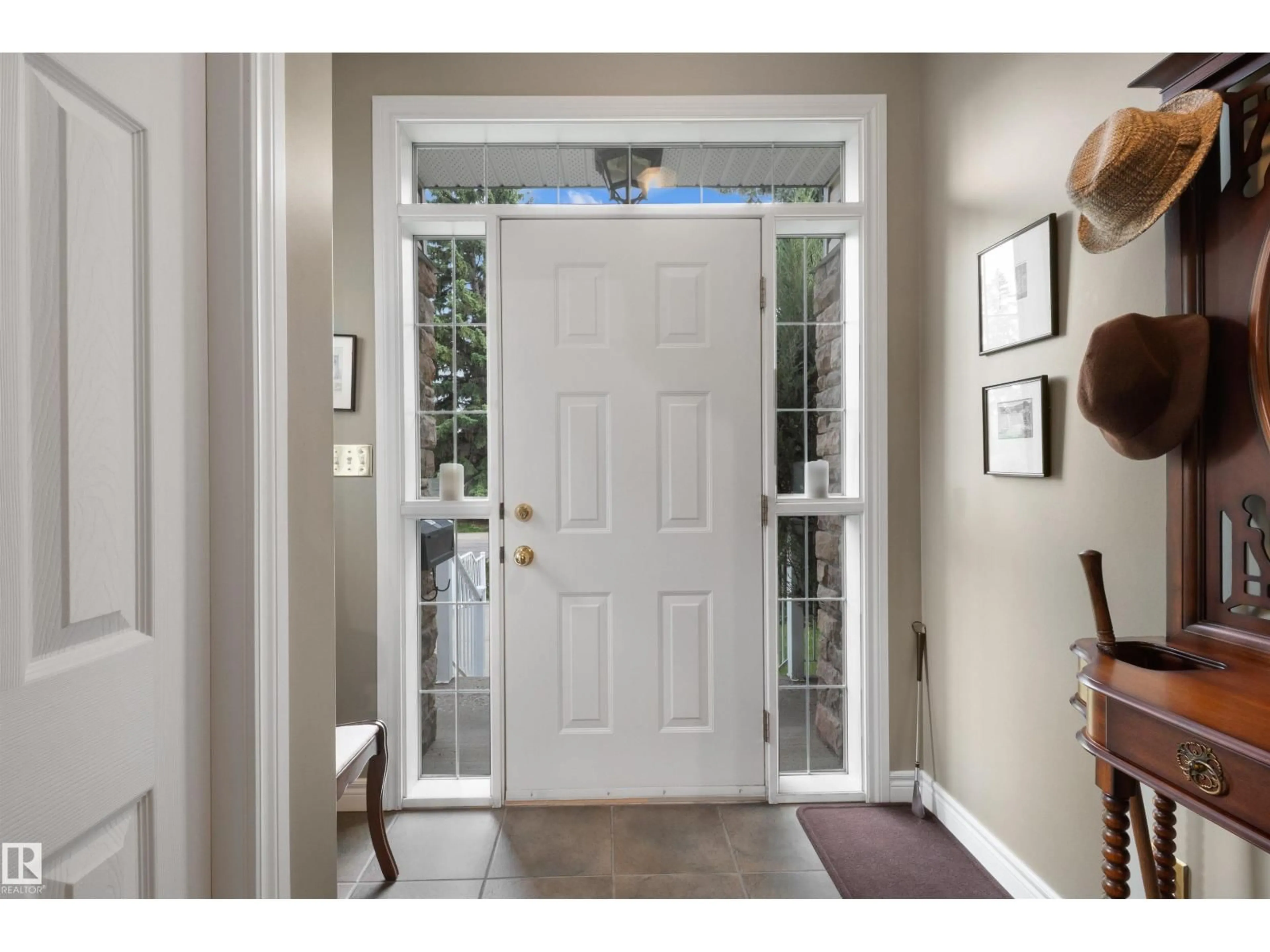 Indoor entryway for 14640 88 AV, Edmonton Alberta T5R4J8