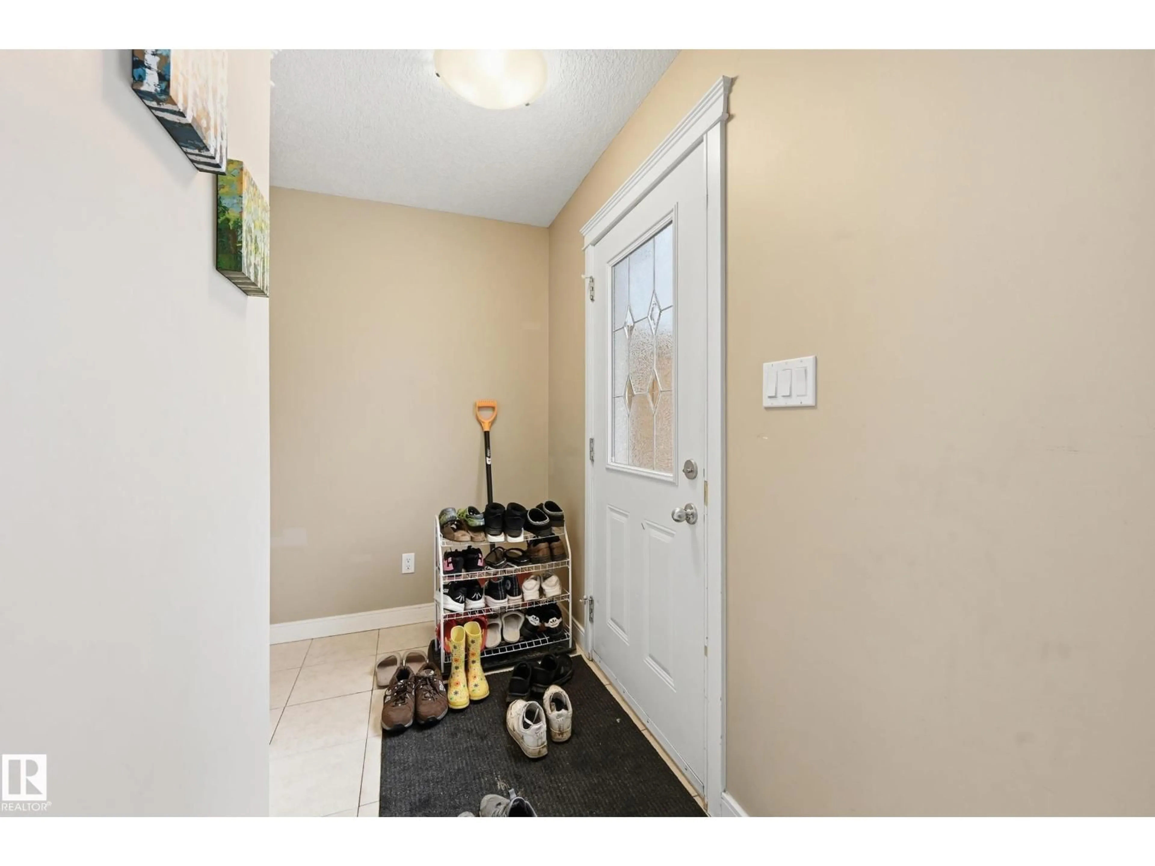 Indoor entryway for 8816/8818/8820 119 AV, Edmonton Alberta T5B0G3