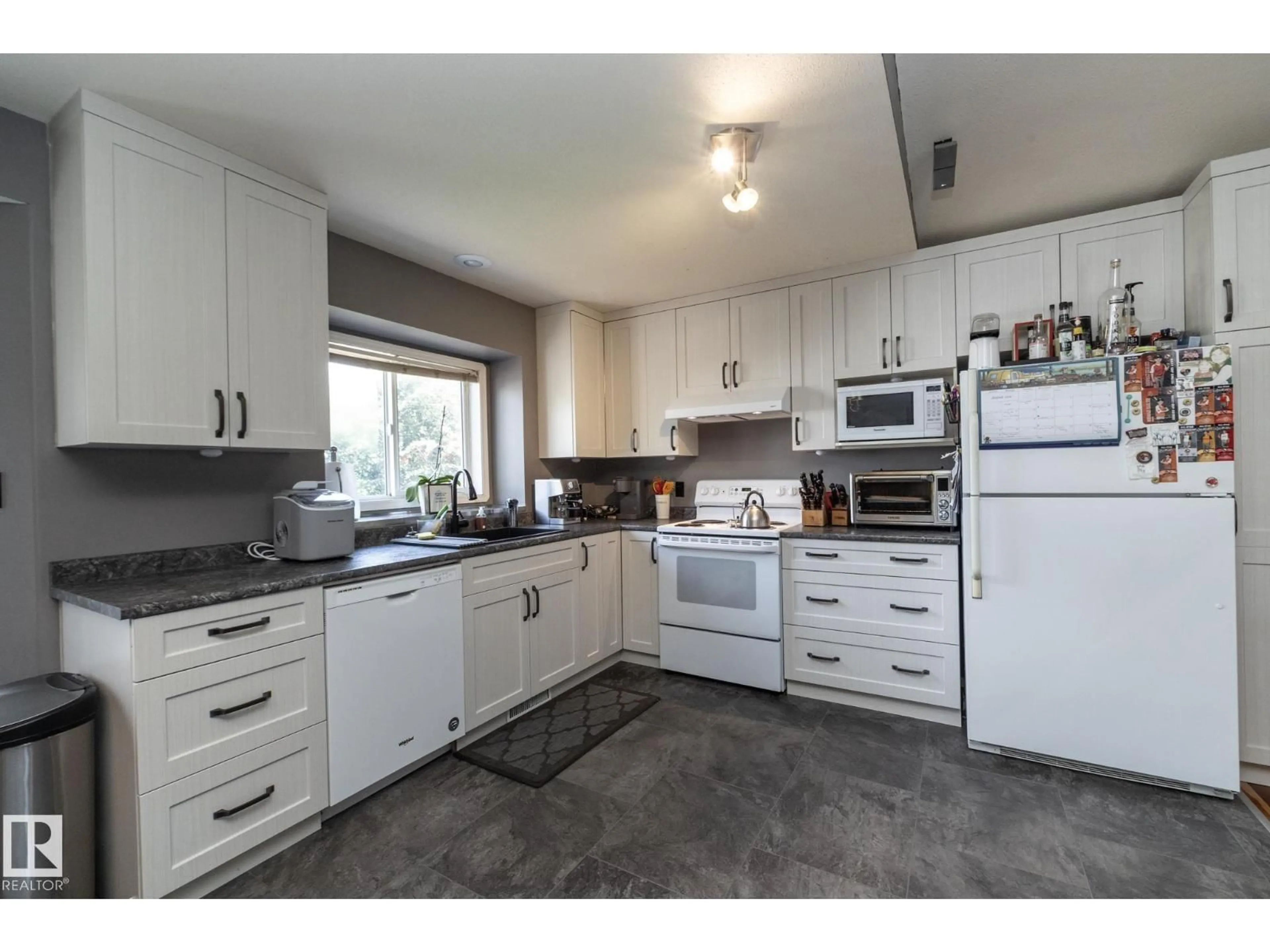 Standard kitchen, unknown for 23 DELAGE CR, St. Albert Alberta T8N6J5