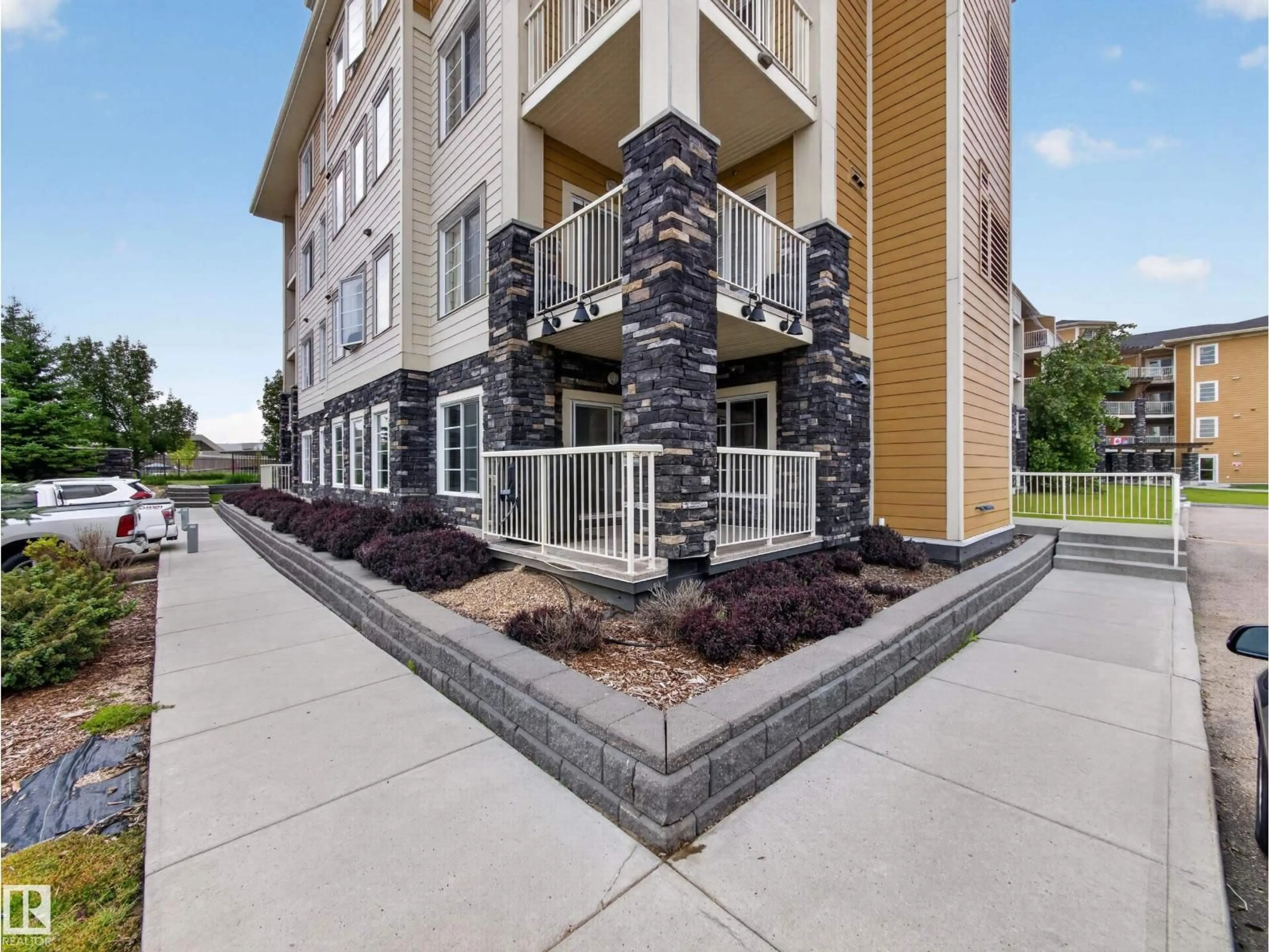 Patio, building for 121 - 3670 139 AV NW, Edmonton Alberta T6Y3N5