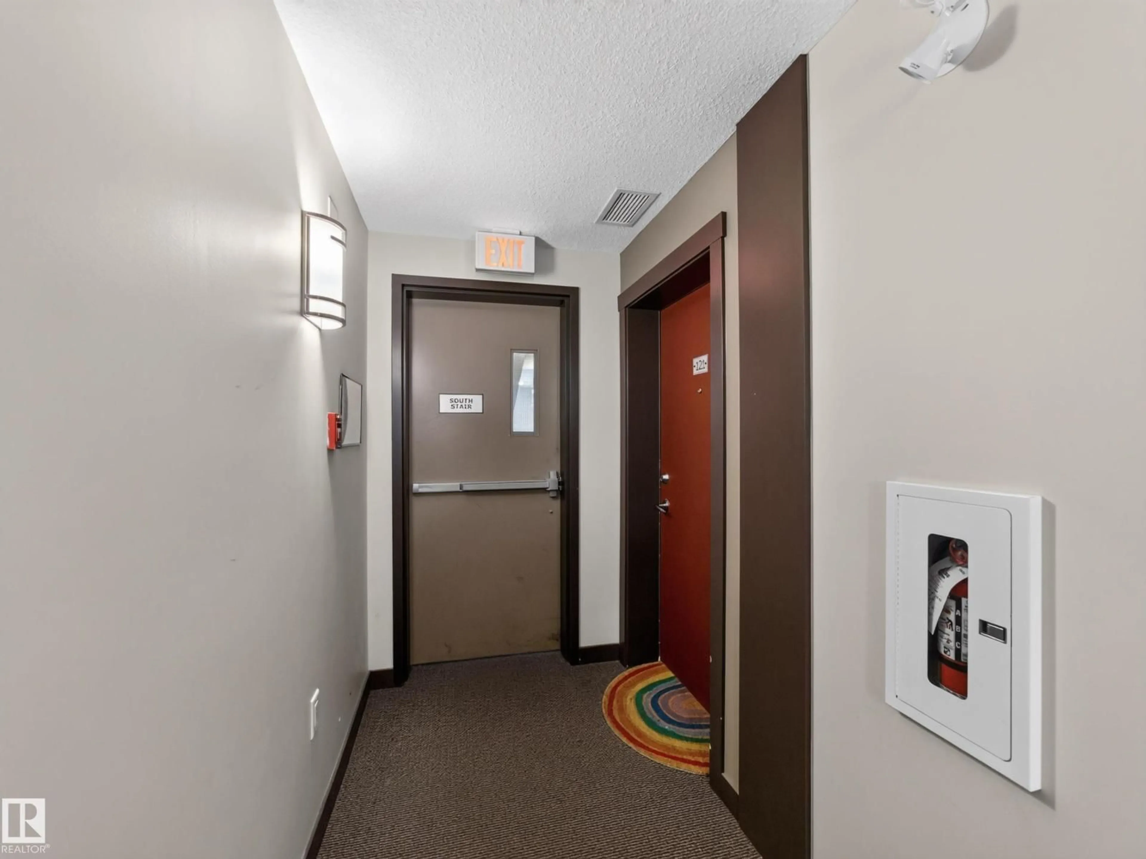Indoor foyer for 121 - 3670 139 AV NW, Edmonton Alberta T6Y3N5