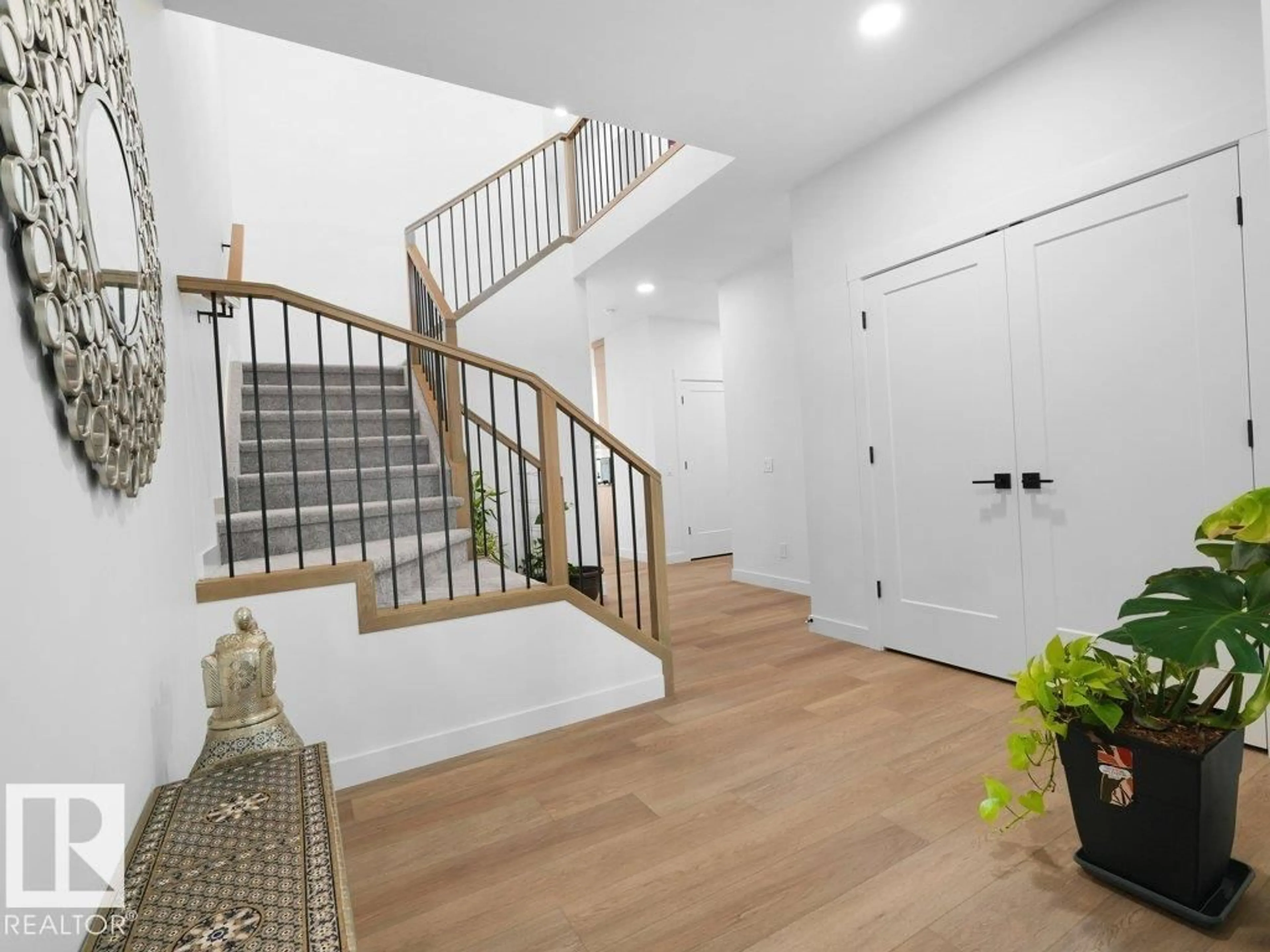 Indoor entryway for 1077 CRISTALL CR, Edmonton Alberta T6W5S6