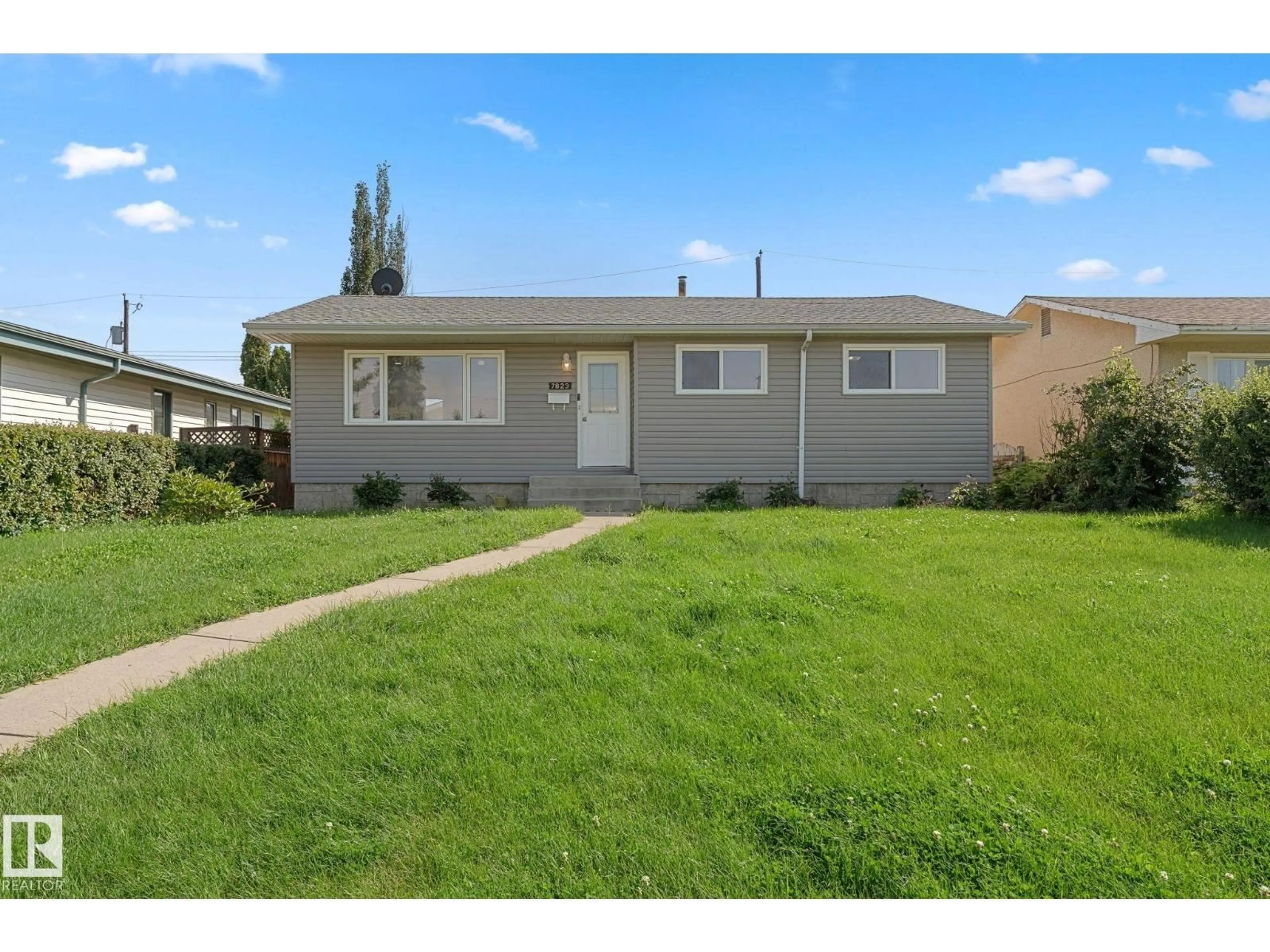 Home with vinyl exterior material, street for 7823 136 AV, Edmonton Alberta T5C2K8