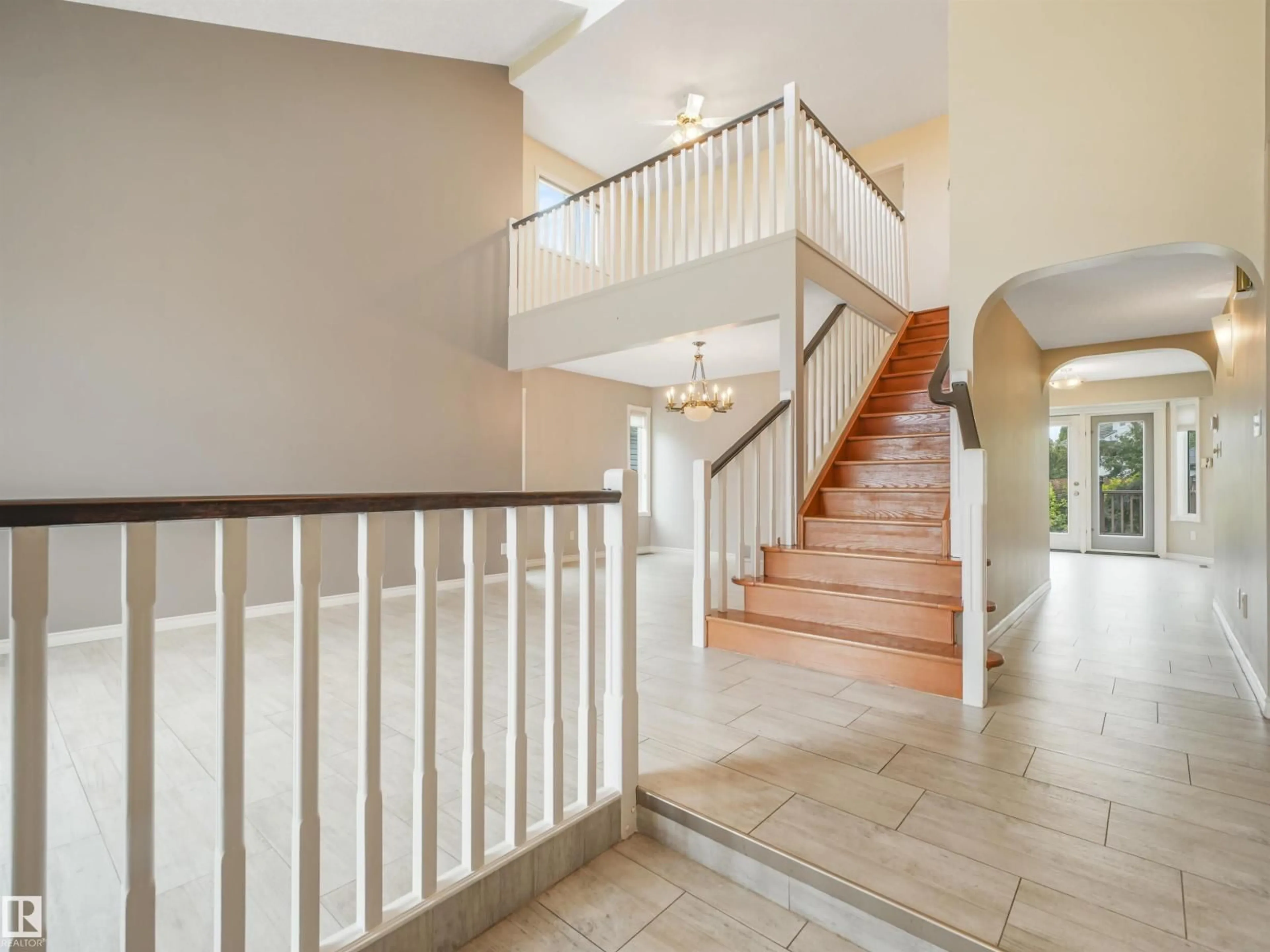 Indoor foyer for NW - 4335 47 ST, Edmonton Alberta T6L6J5