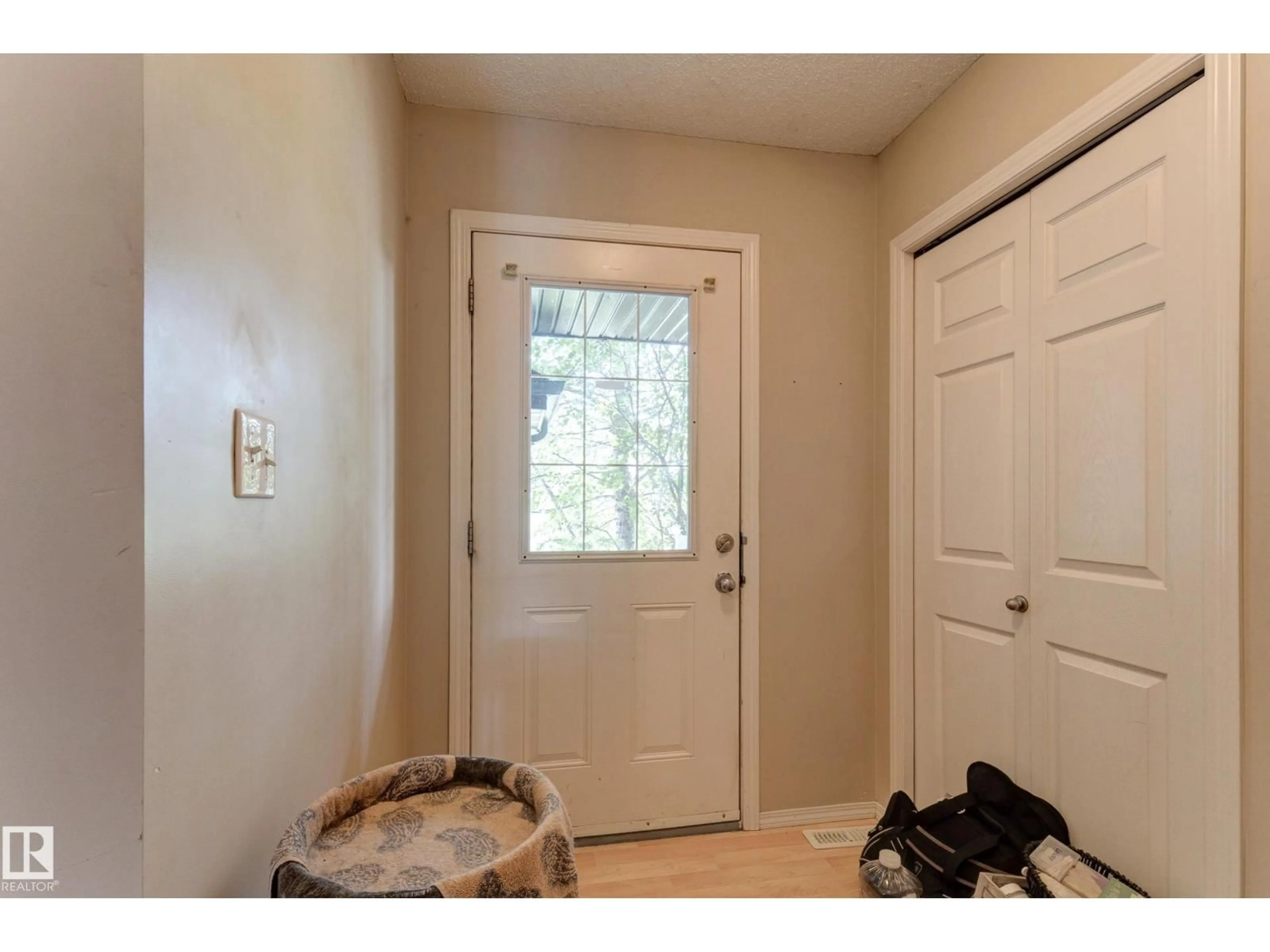 Indoor entryway for 6218 1A AV SW, Edmonton Alberta T6X0C1