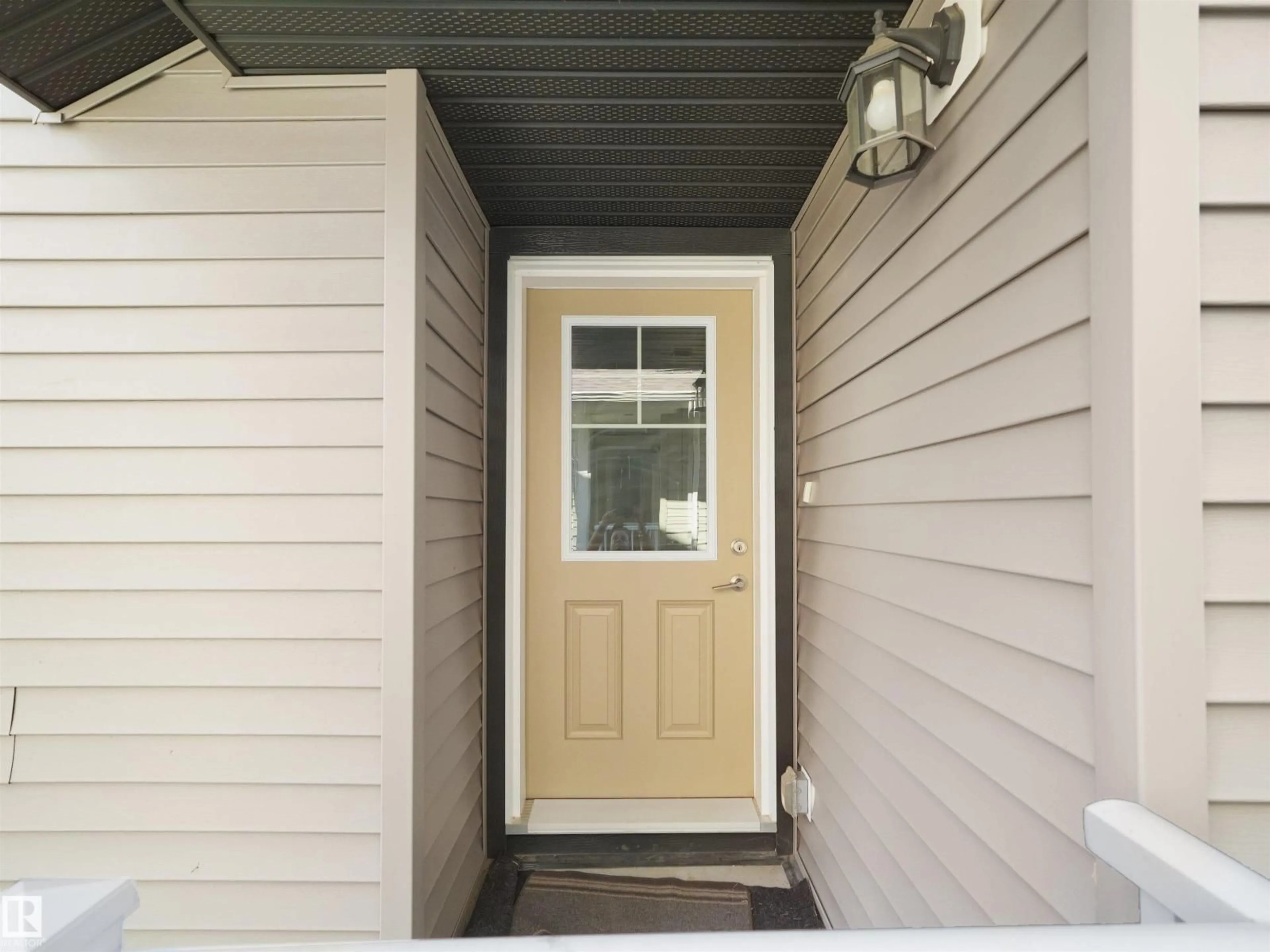 Indoor entryway for 19 DANIELS WY, Edmonton Alberta T6W5N1