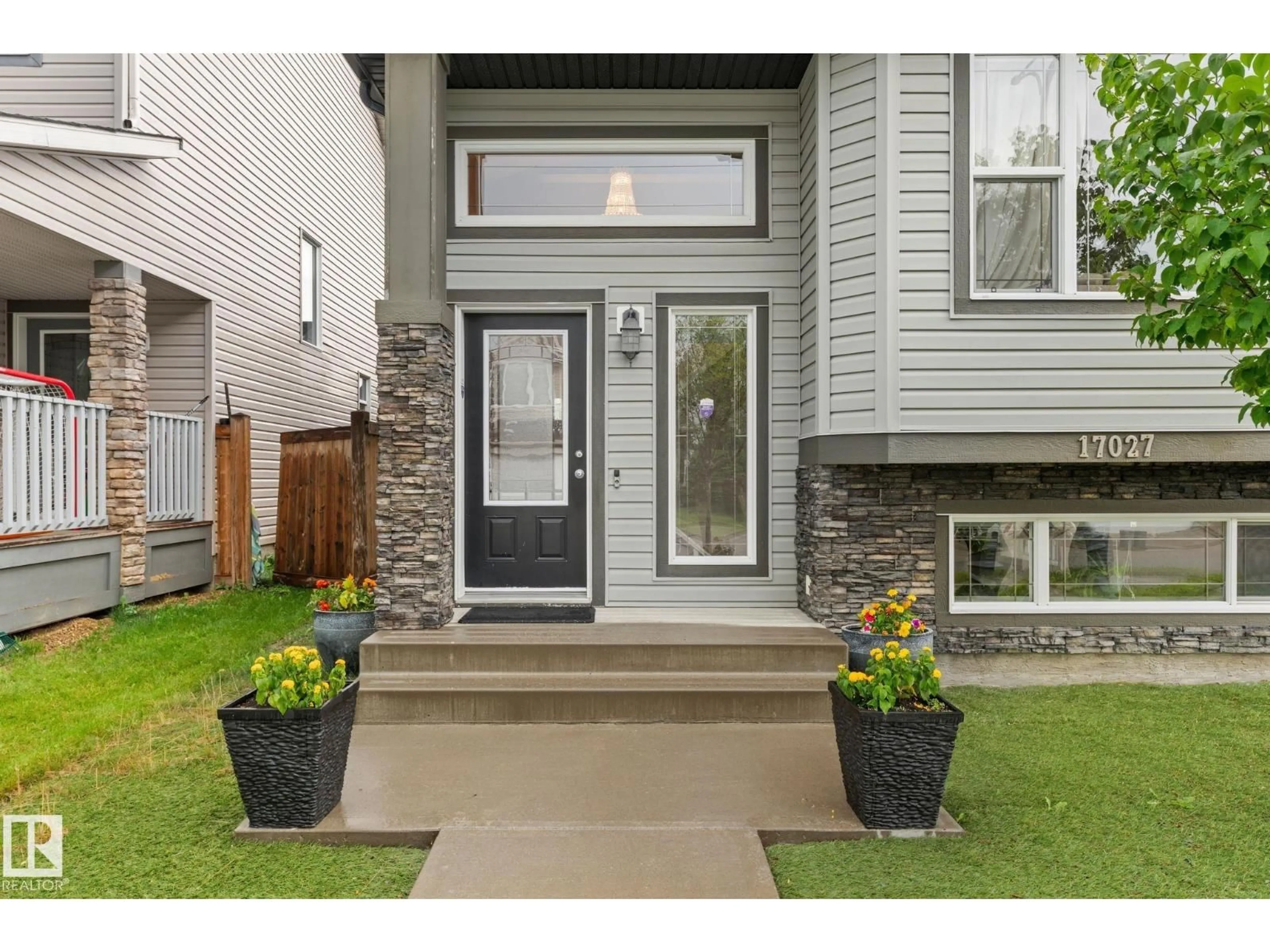 Indoor entryway for NW - 17027 121 ST, Edmonton Alberta T5X0H4