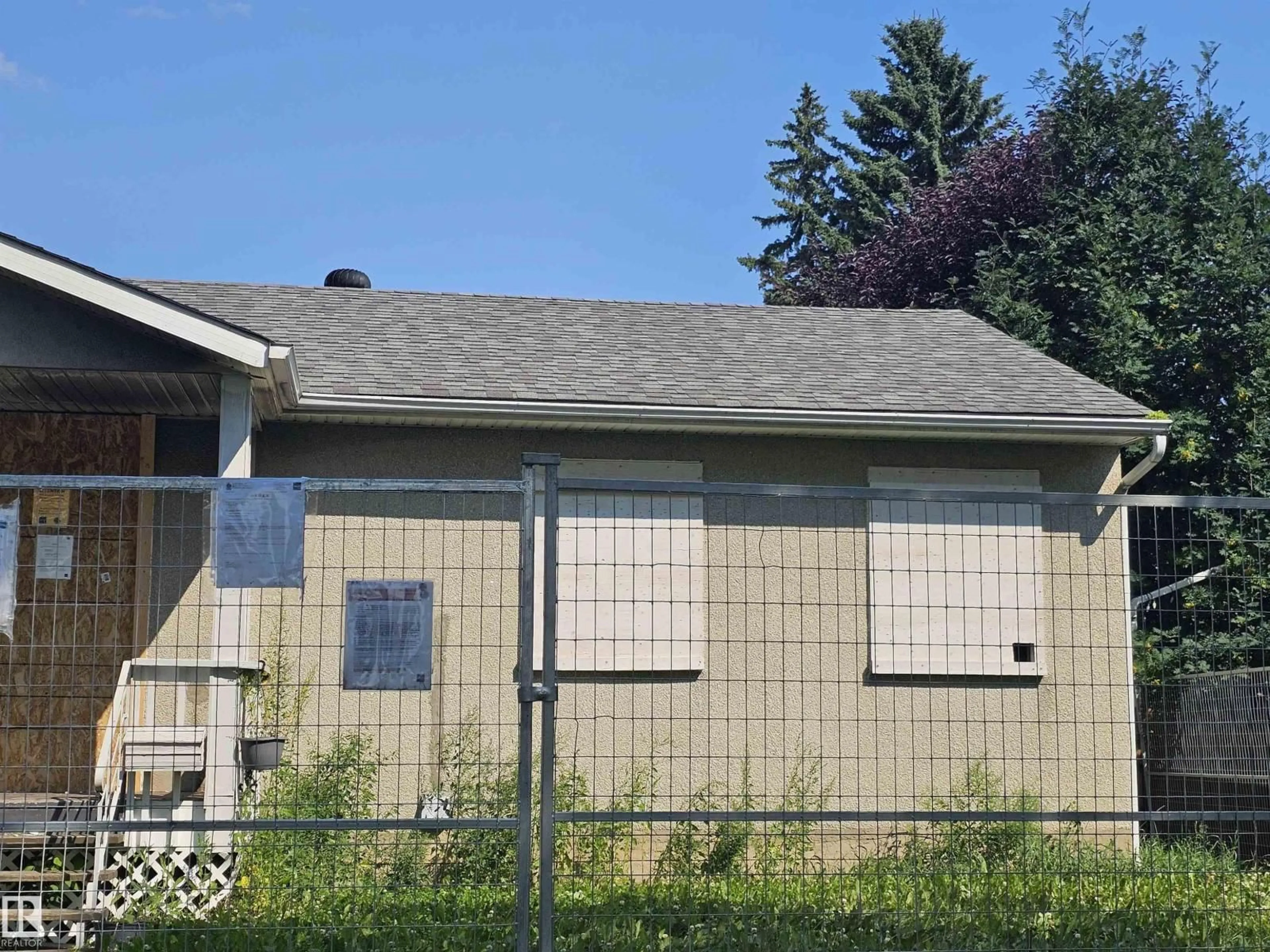 Home with vinyl exterior material, building for 9115 76 ST, Edmonton Alberta T6C2K4