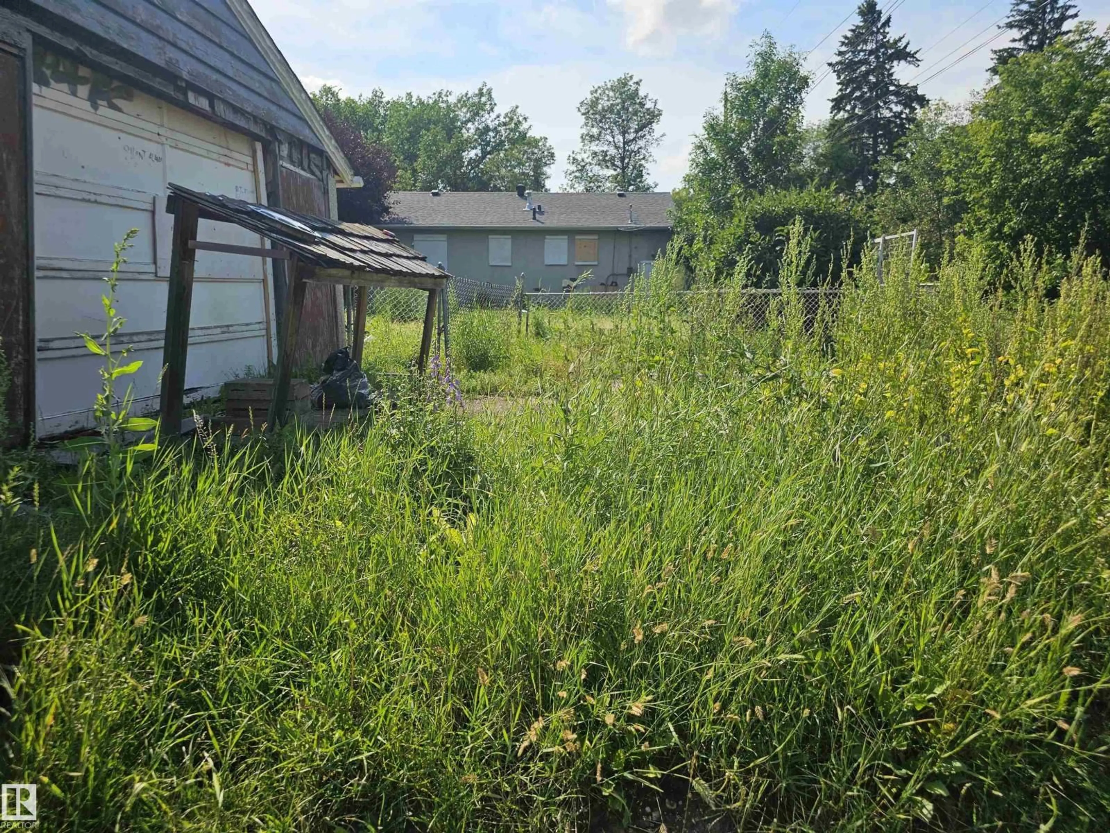 Shed for 9115 76 ST, Edmonton Alberta T6C2K4