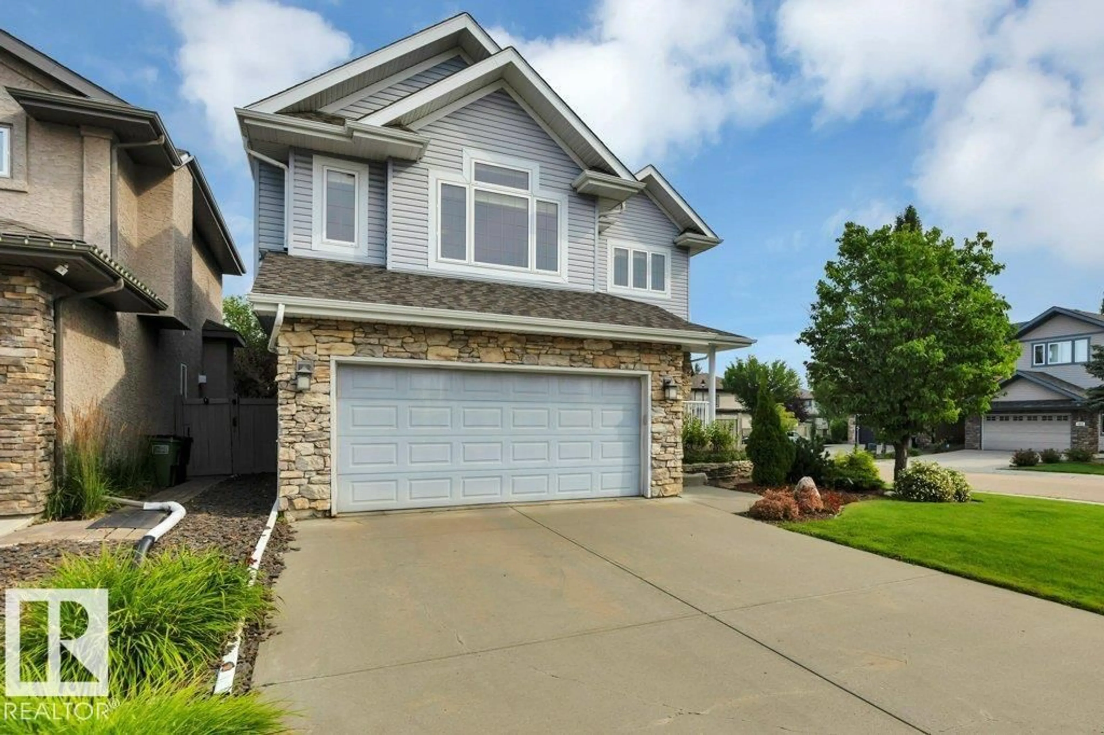 Home with vinyl exterior material, street for 6483 SANDIN CR, Edmonton Alberta T6R0G1