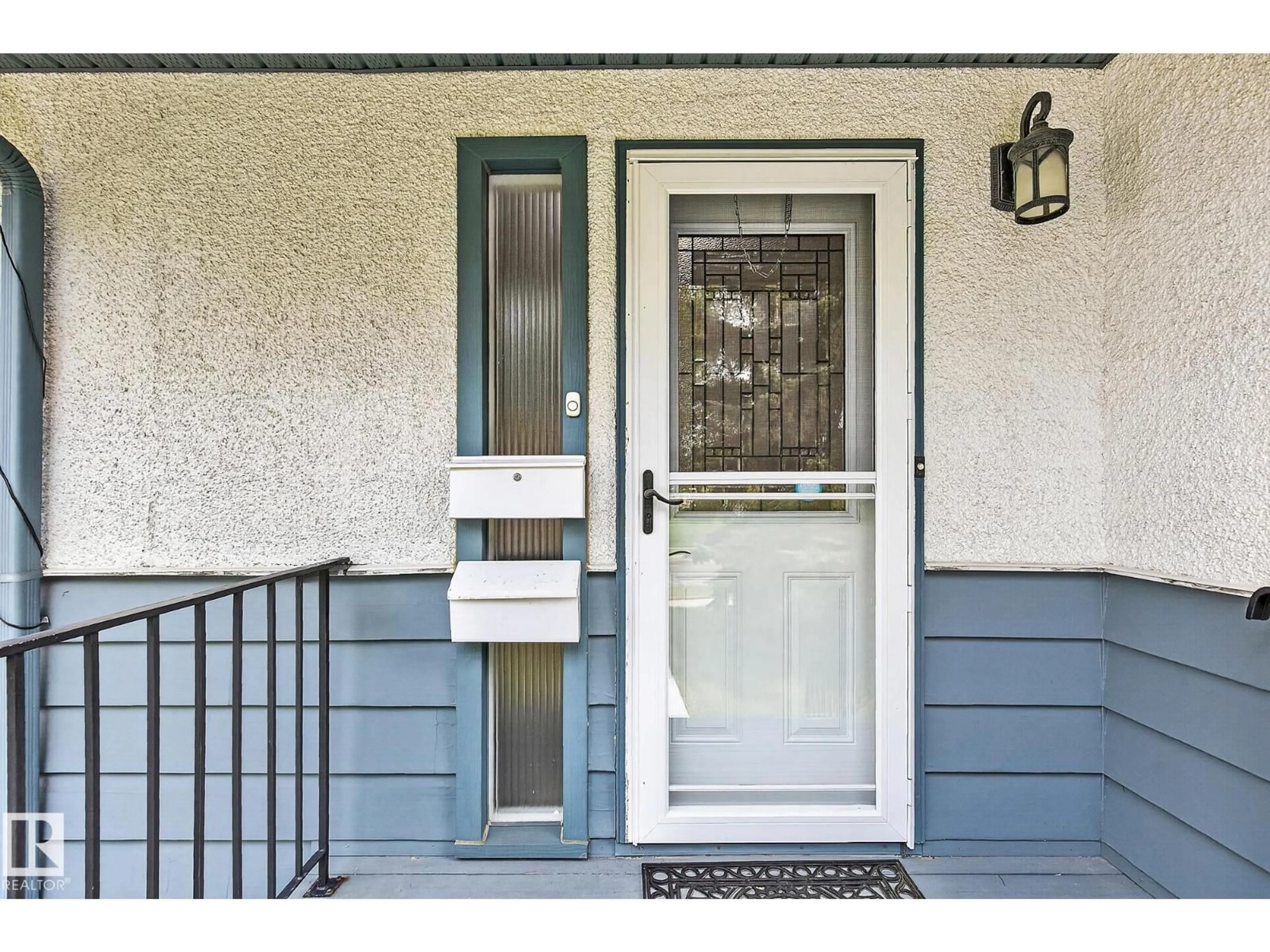 Indoor entryway for 11555 136 STREET, Edmonton Alberta T5M1M4