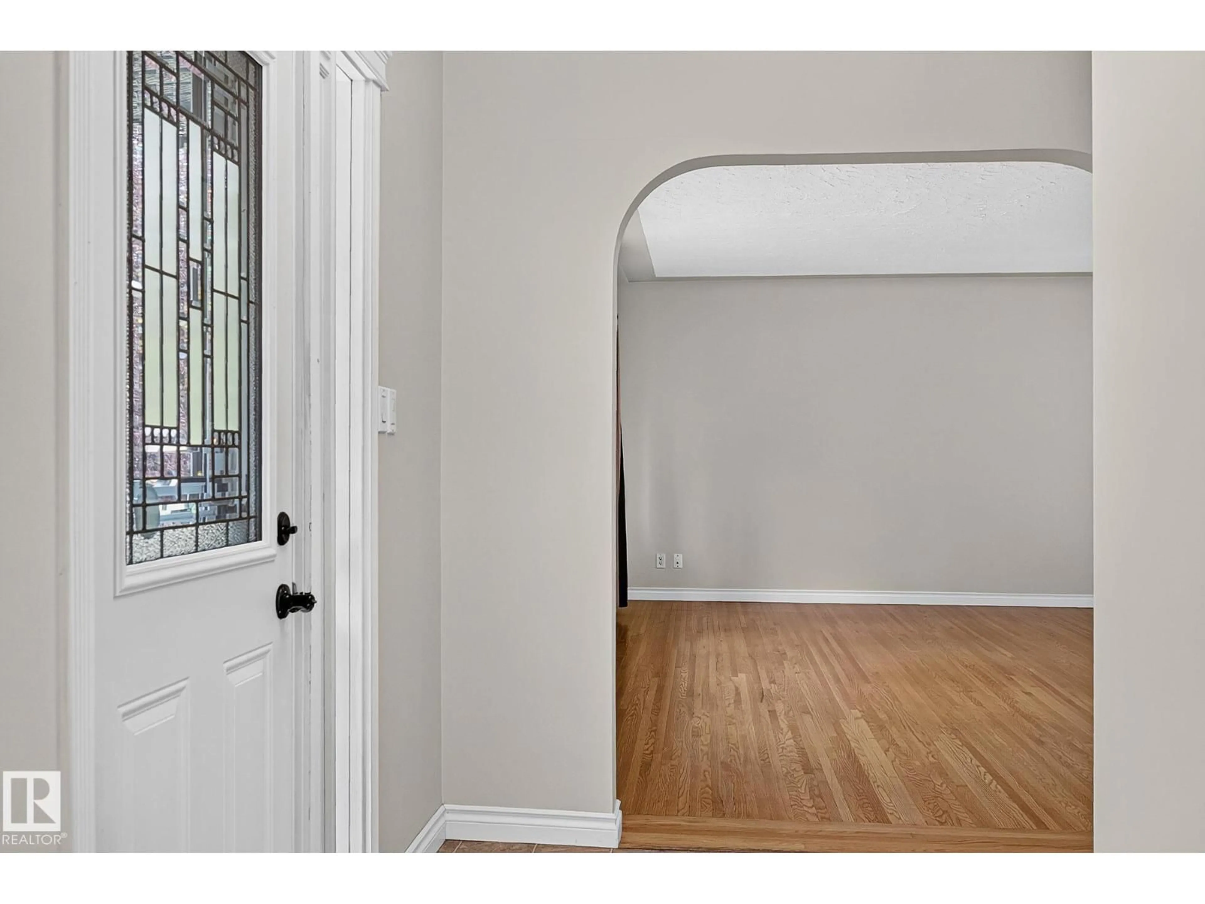 Indoor entryway for 11555 136 STREET, Edmonton Alberta T5M1M4