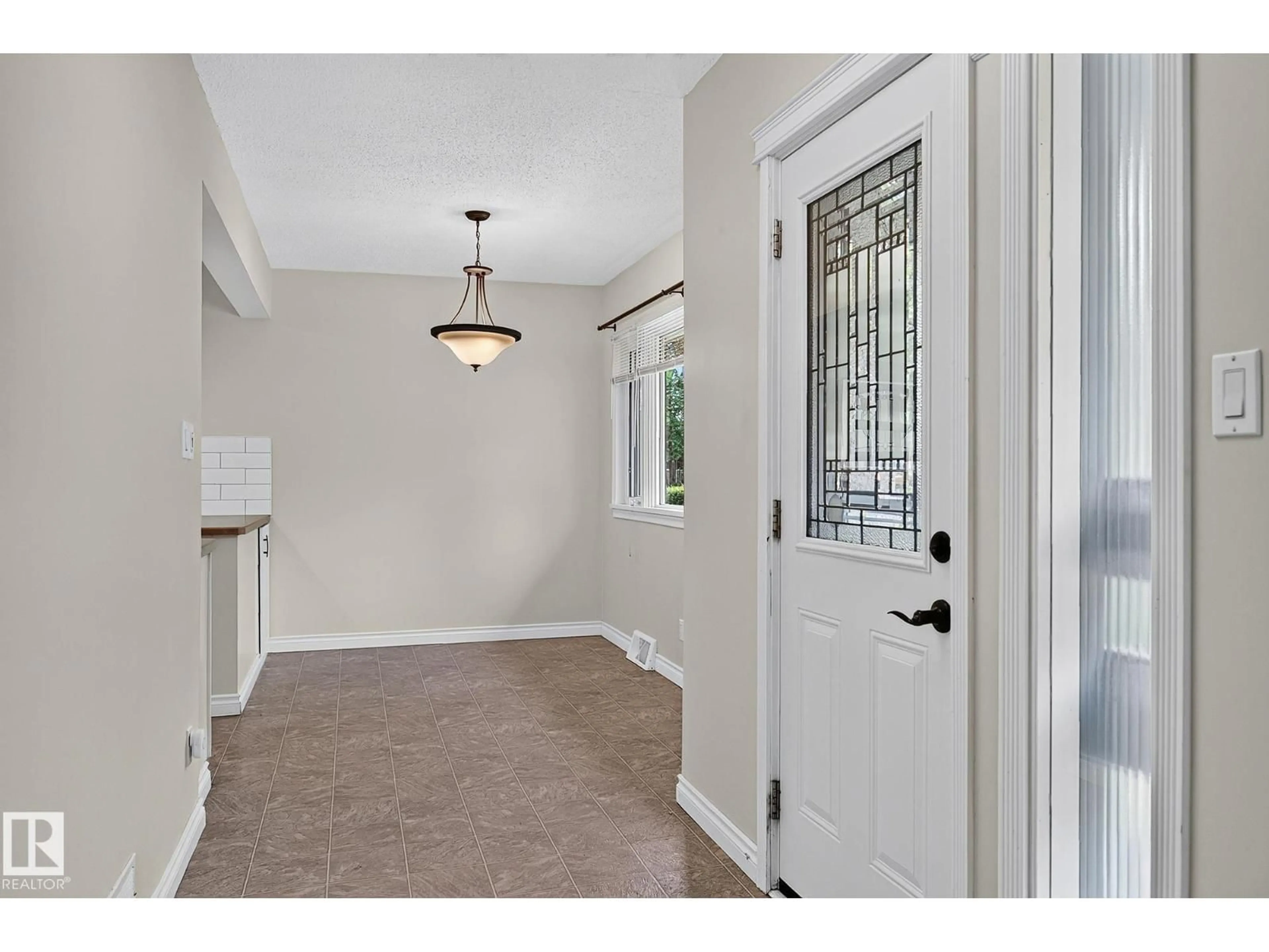 Indoor entryway for 11555 136 STREET, Edmonton Alberta T5M1M4