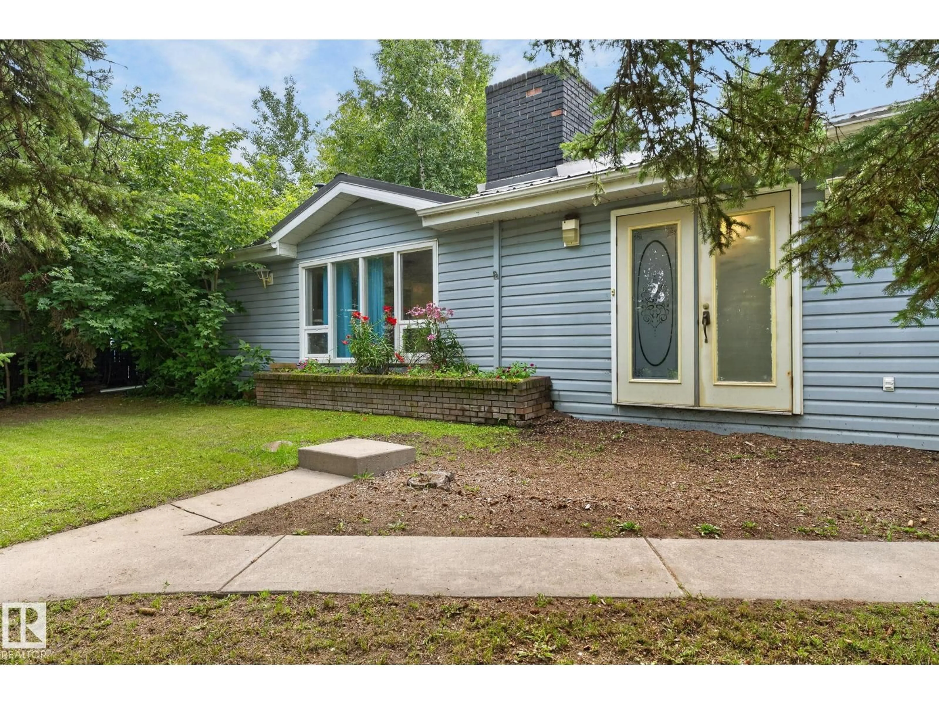 Home with vinyl exterior material, street for 351 SMITH CR, Rural Parkland County Alberta T7Z2T9
