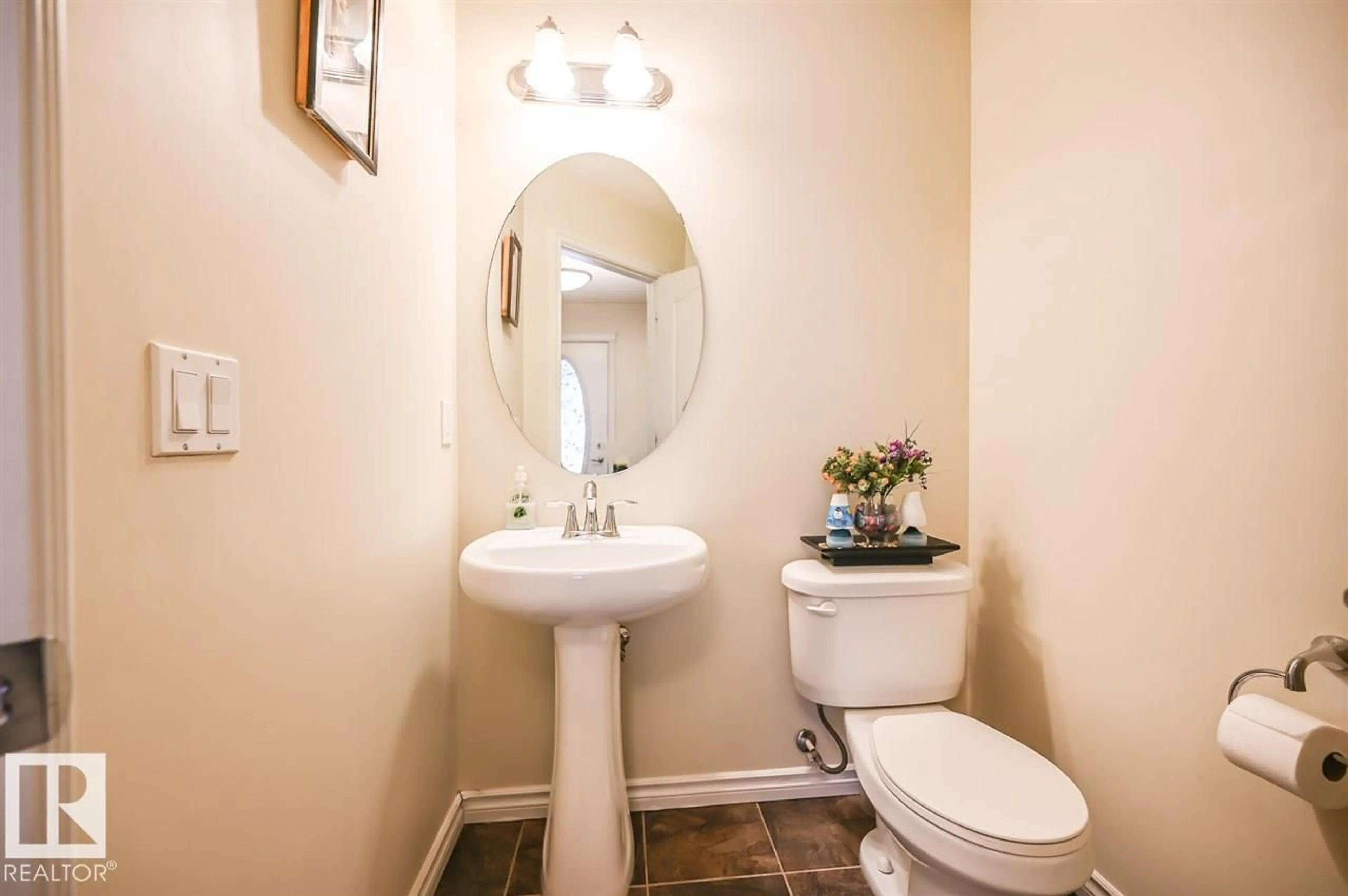 Standard bathroom, ceramic/tile floor for SW - 11425 14 AV, Edmonton Alberta T6W0N4