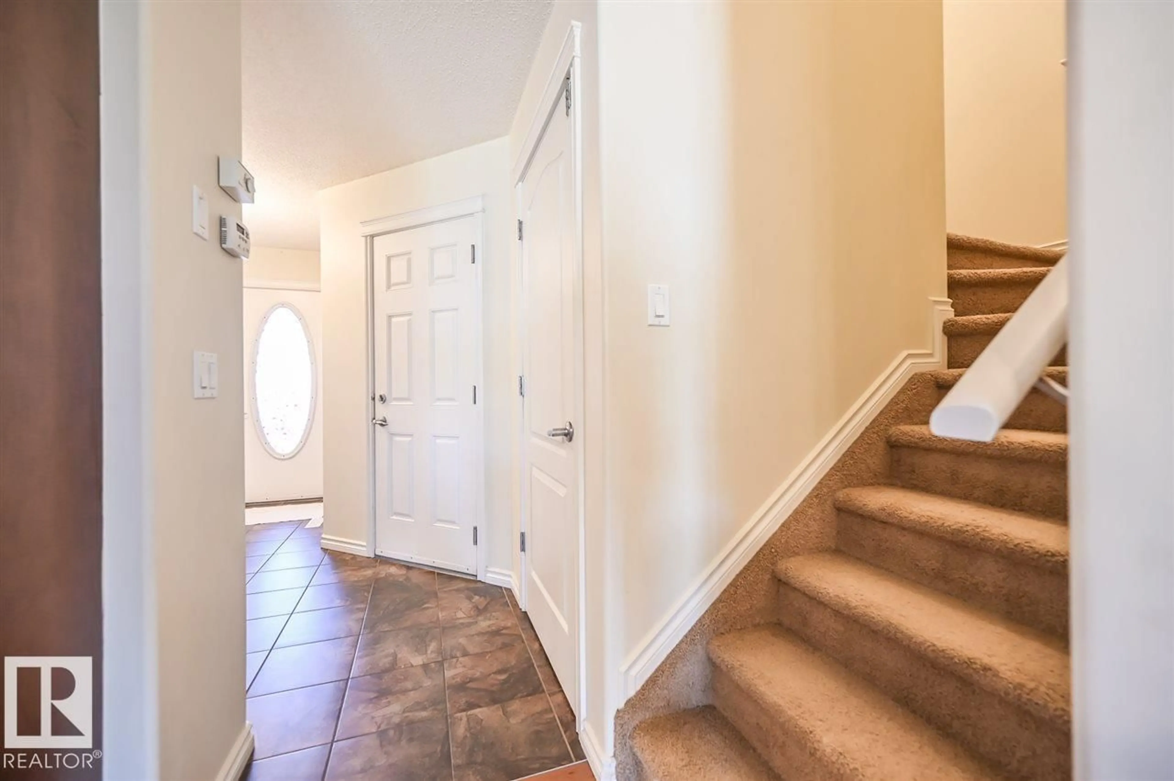 Indoor entryway for SW - 11425 14 AV, Edmonton Alberta T6W0N4