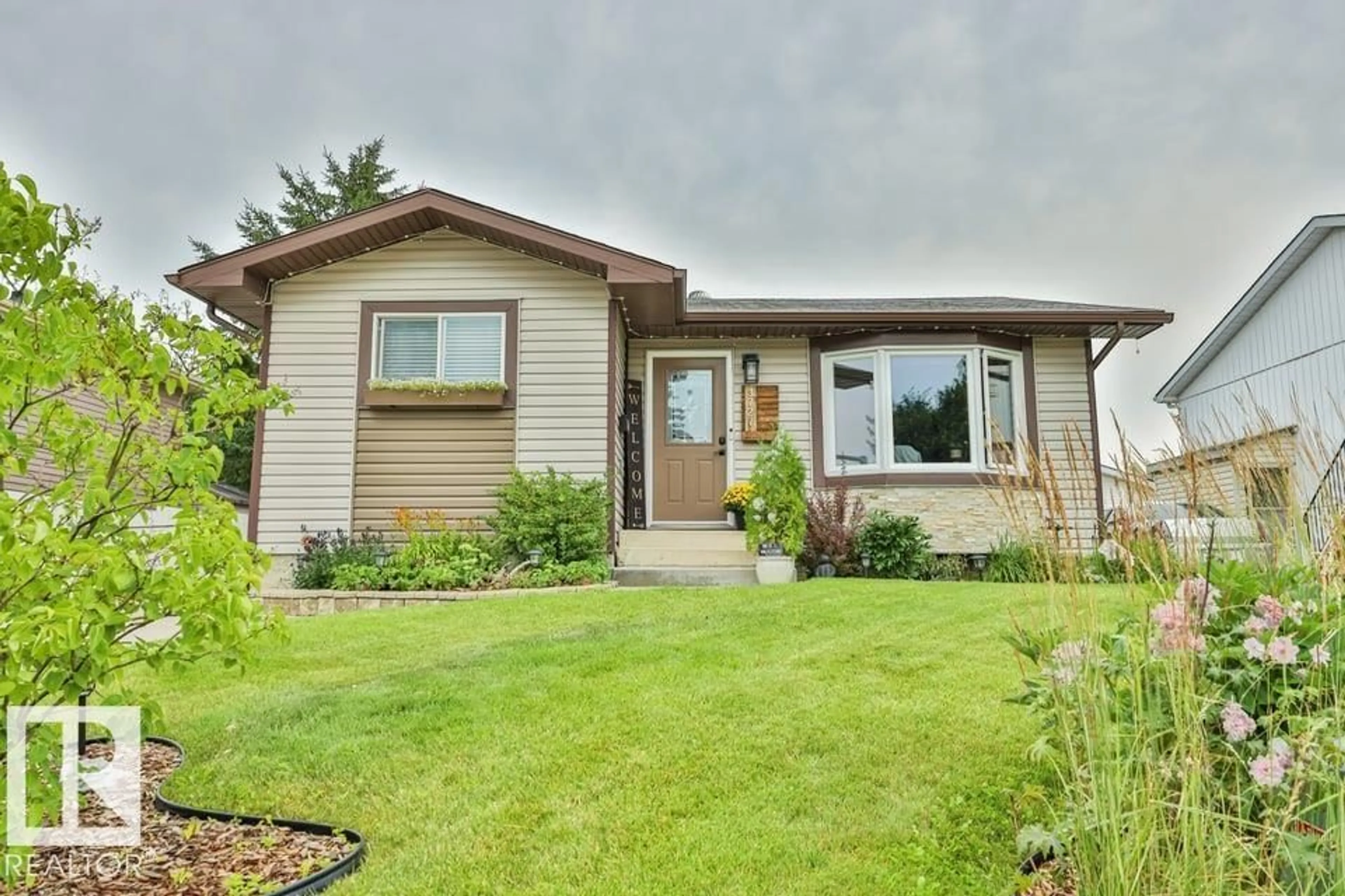 Home with vinyl exterior material, street for 3727 45 ST, Edmonton Alberta T6L3S6