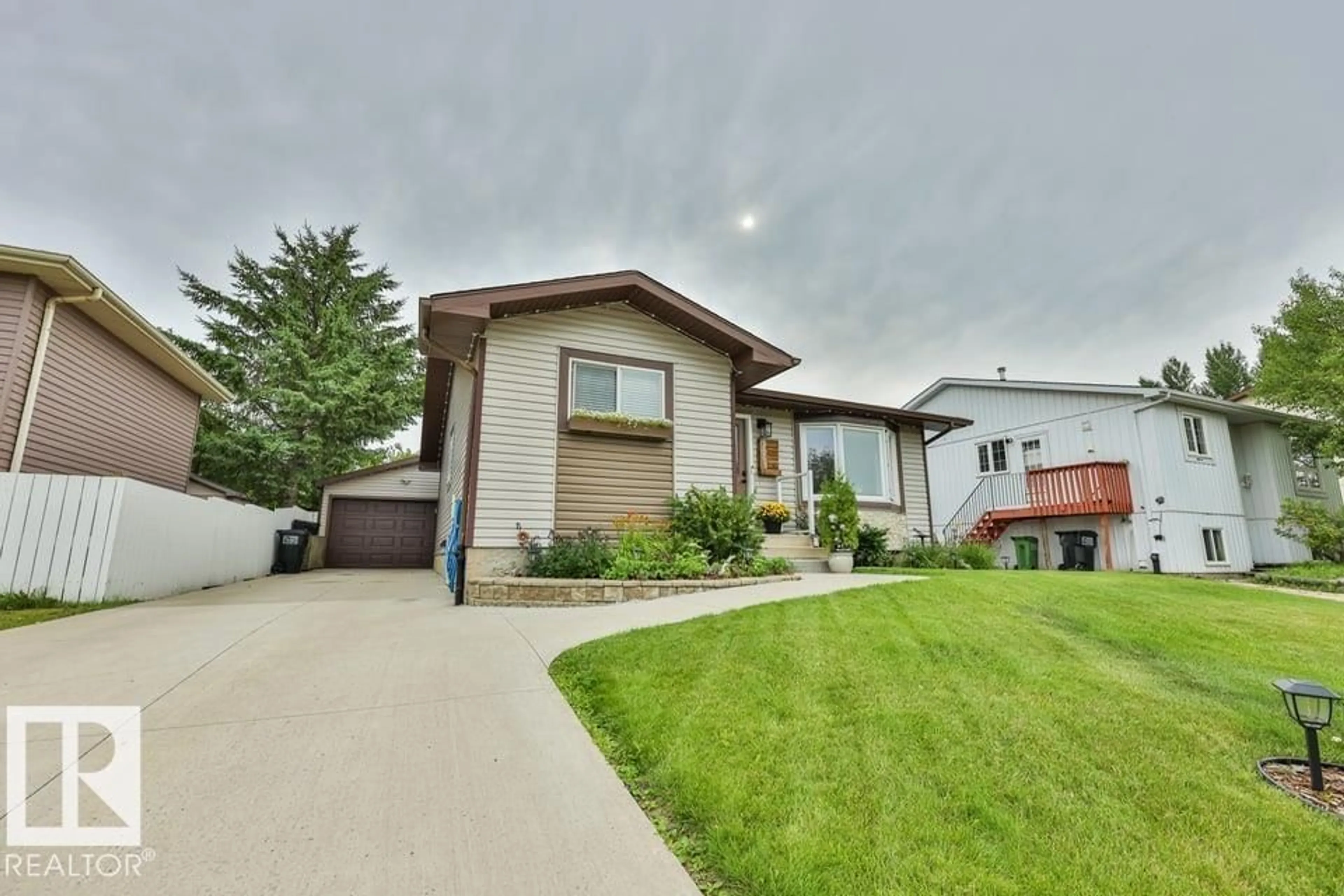 Home with vinyl exterior material, street for 3727 45 ST, Edmonton Alberta T6L3S6