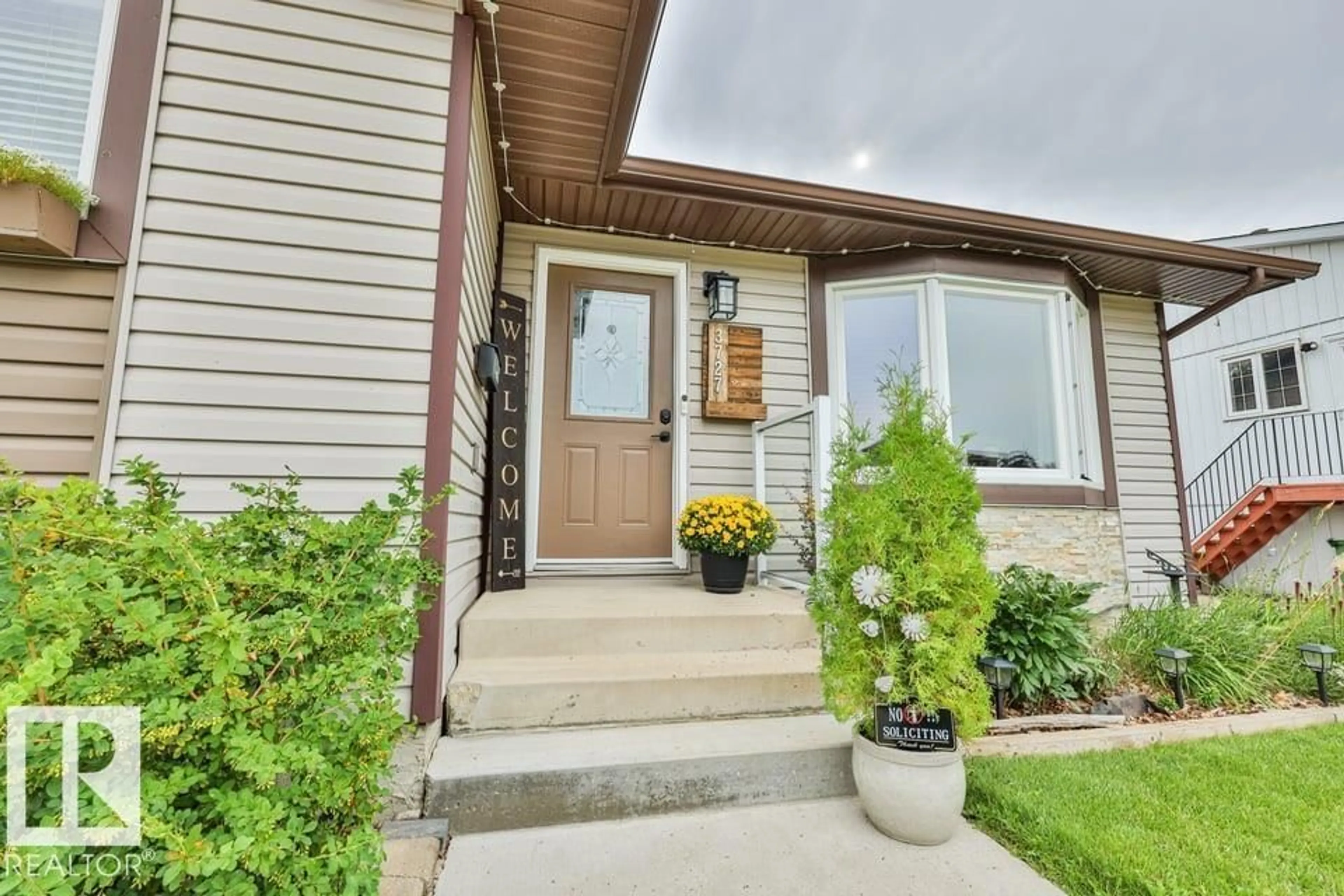 Indoor entryway for 3727 45 ST, Edmonton Alberta T6L3S6