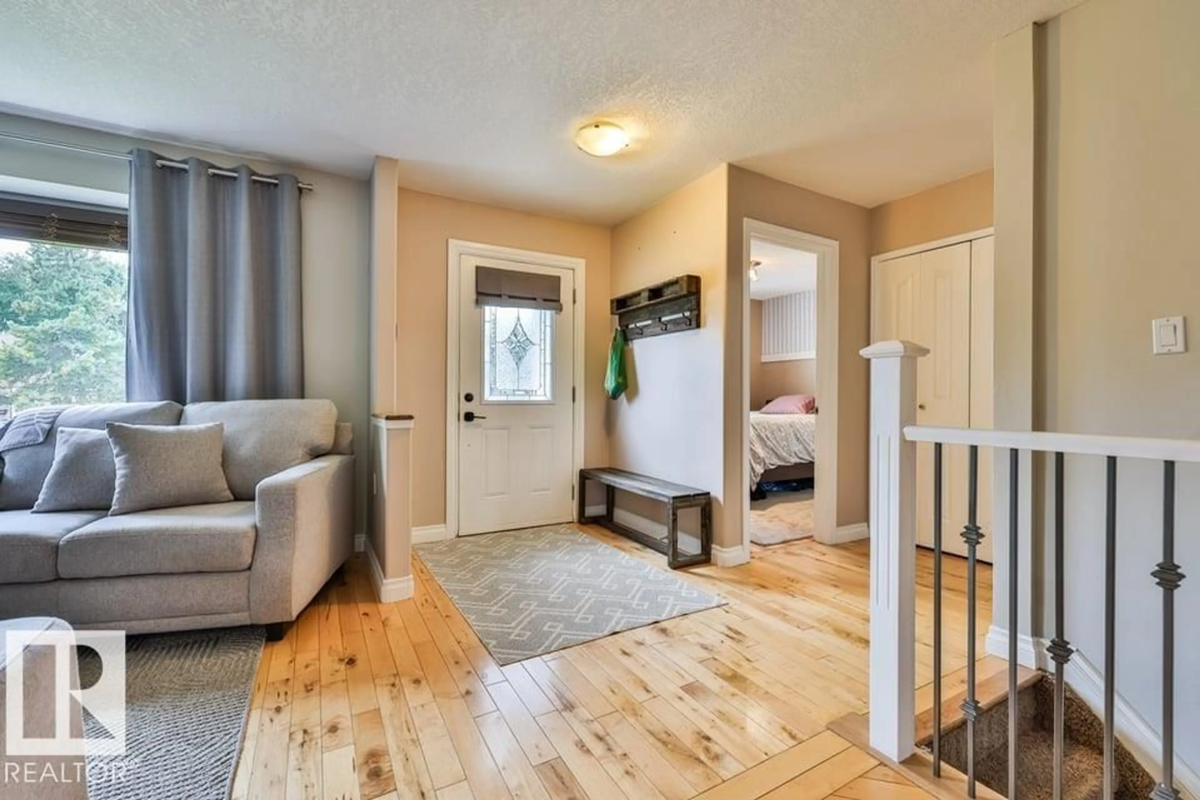 Indoor entryway for 3727 45 ST, Edmonton Alberta T6L3S6