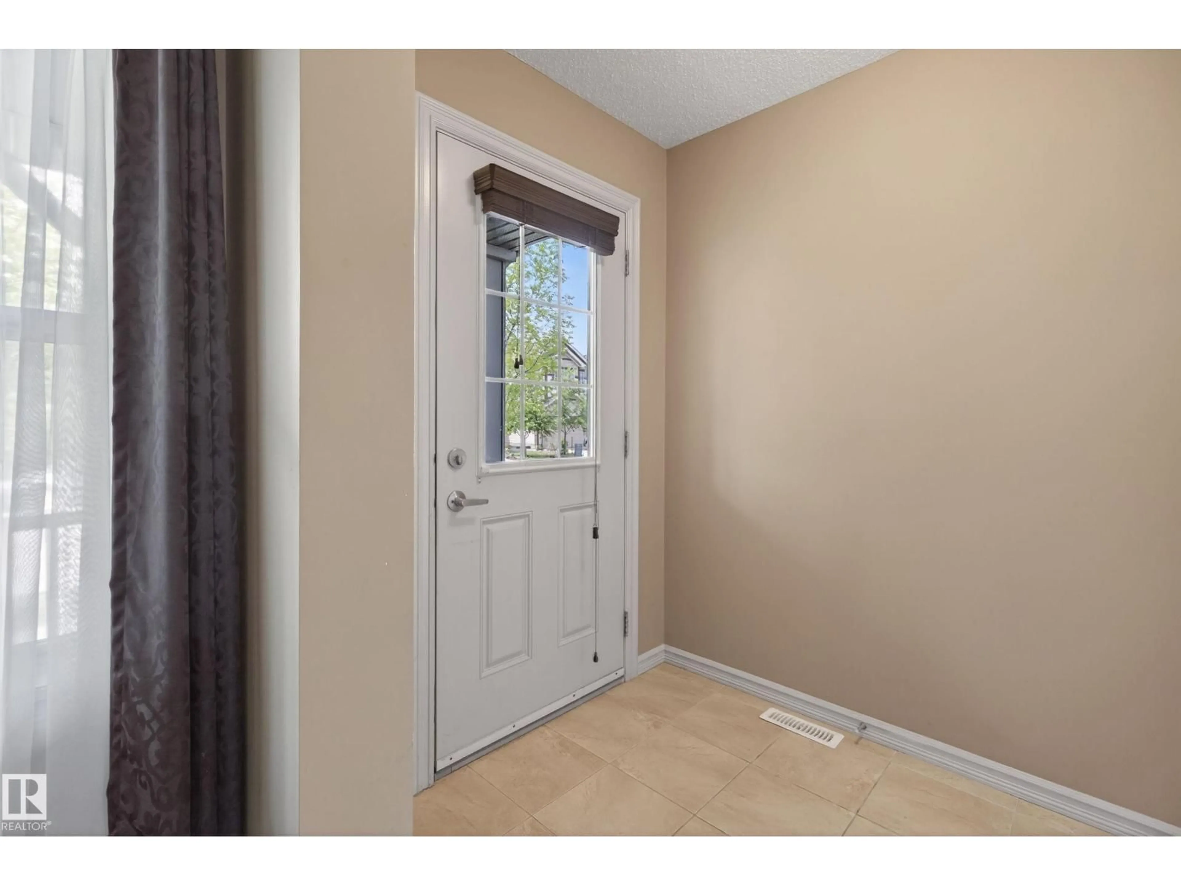 Indoor entryway for 5636 18 AV, Edmonton Alberta T6X1P8
