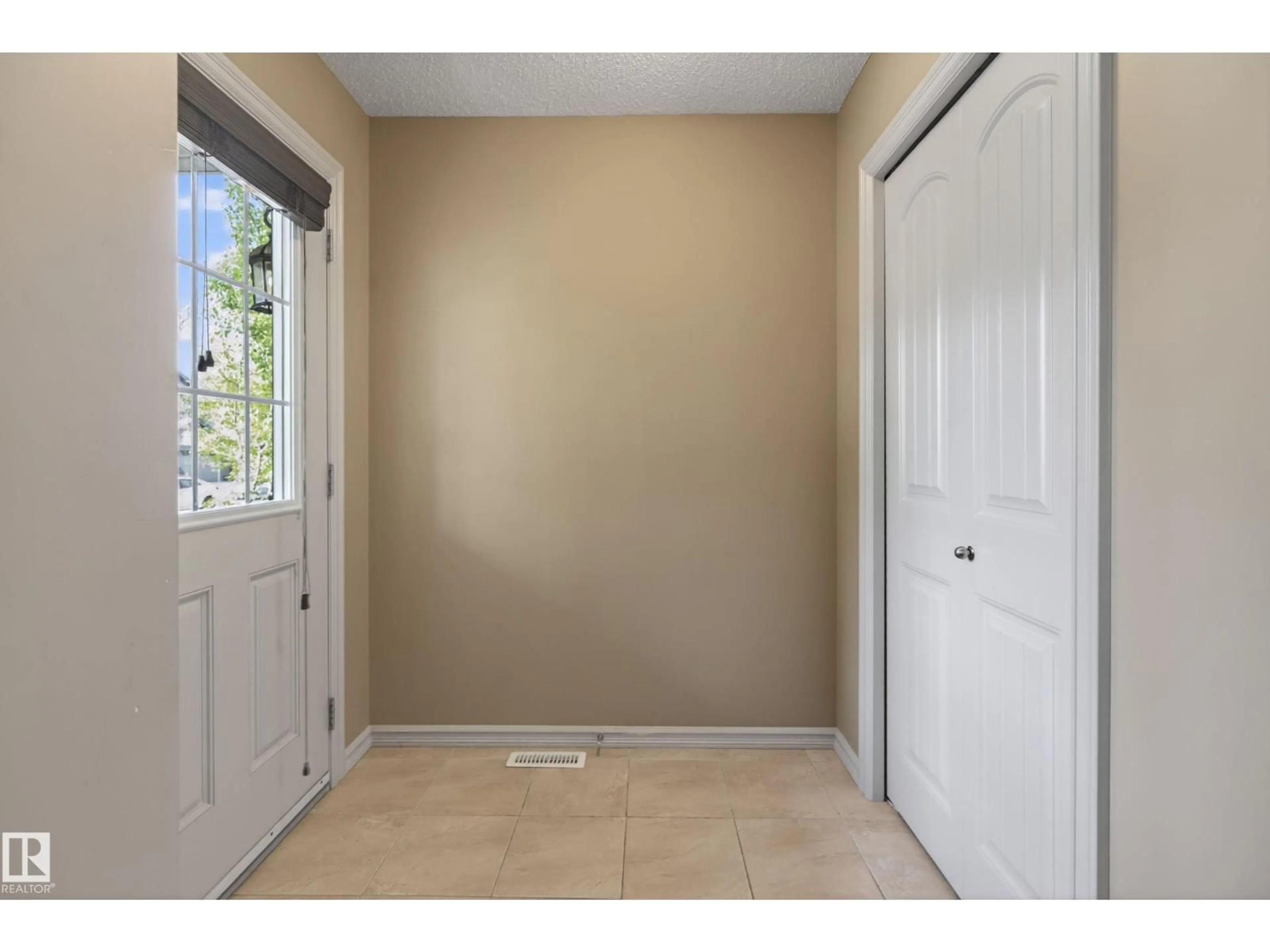 Indoor entryway for 5636 18 AV, Edmonton Alberta T6X1P8
