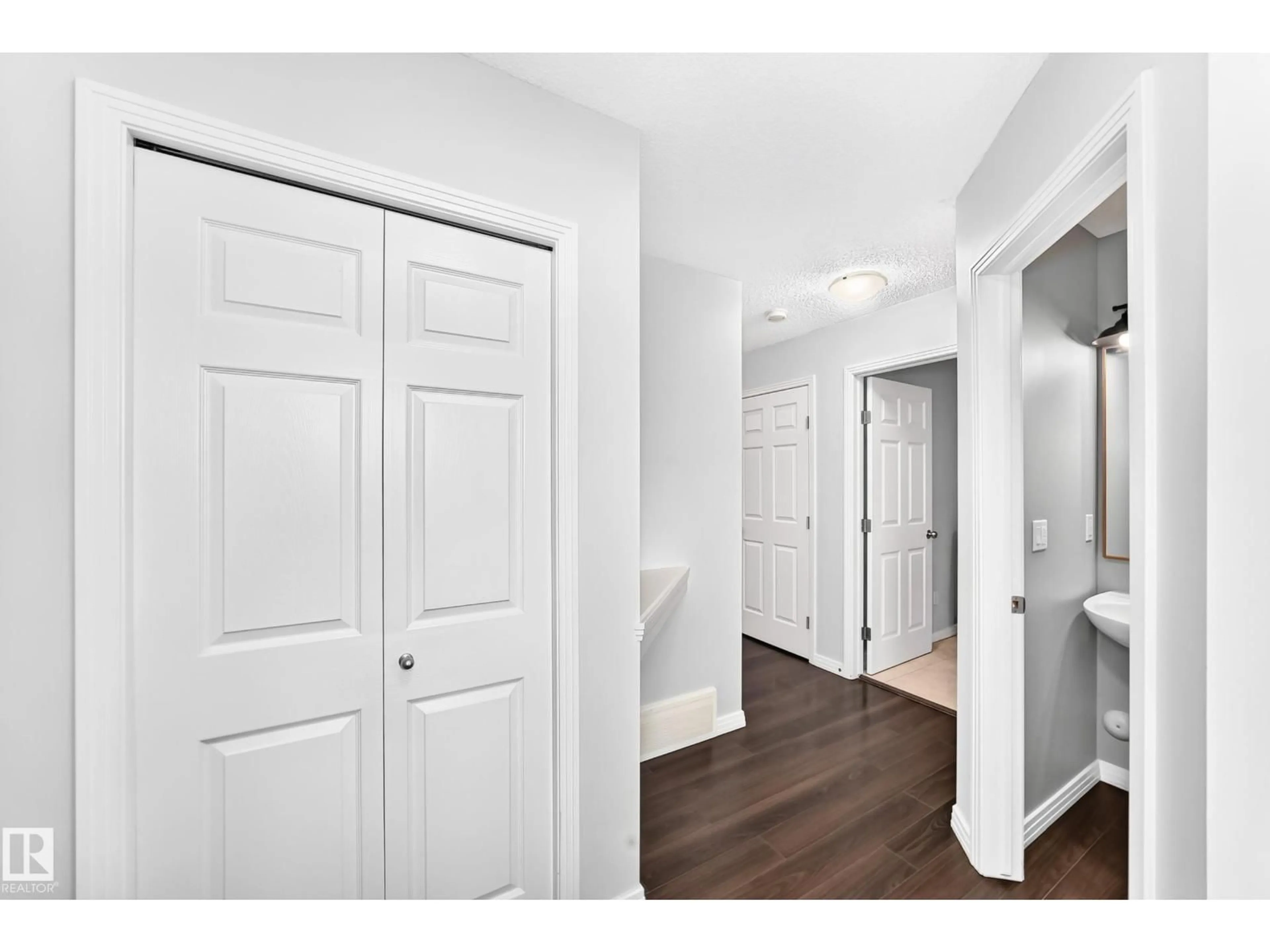 Indoor entryway for 3920 6 ST, Edmonton Alberta T6T0T5