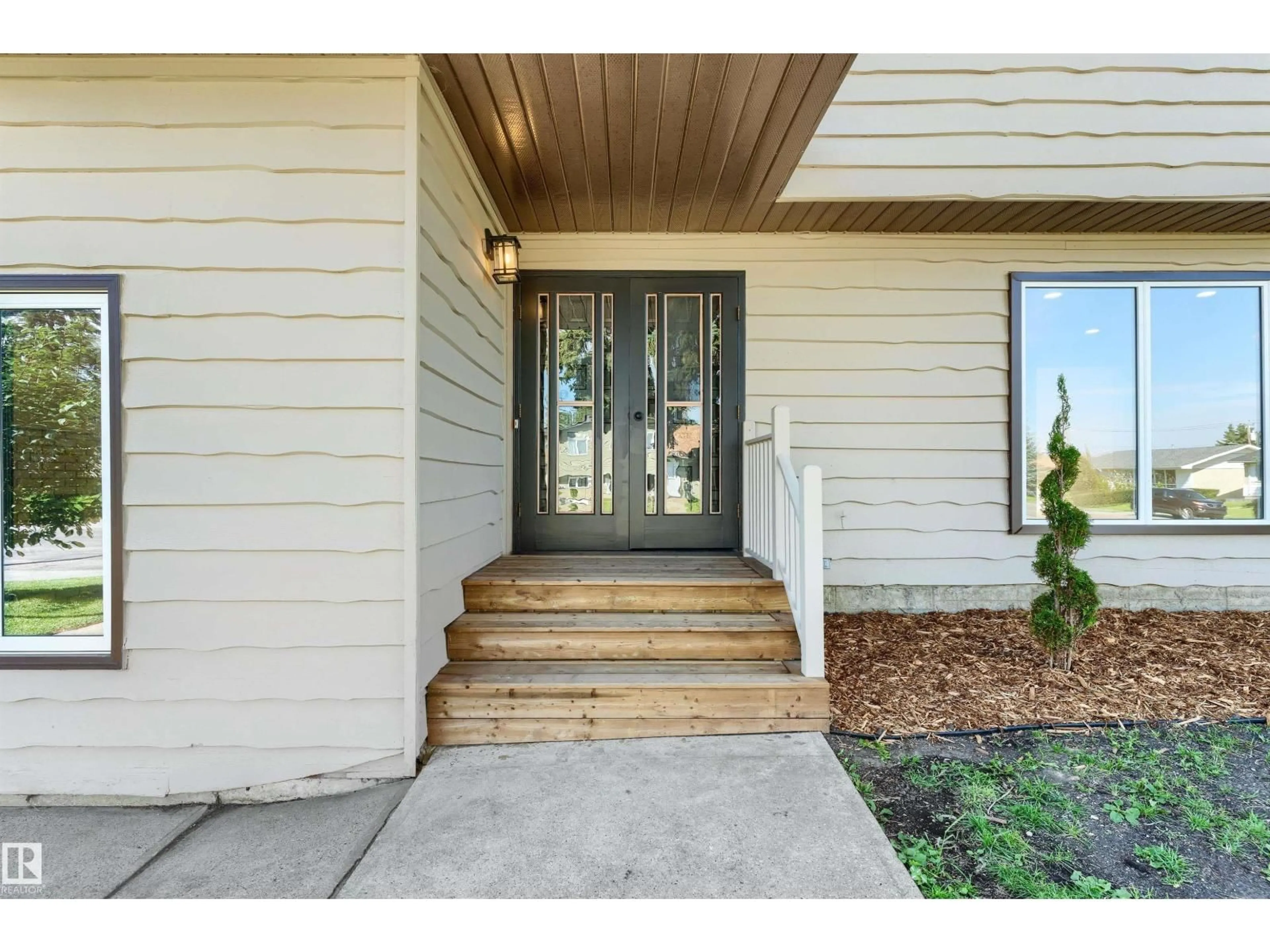 Indoor entryway for 9328 168 ST, Edmonton Alberta T5R2W3