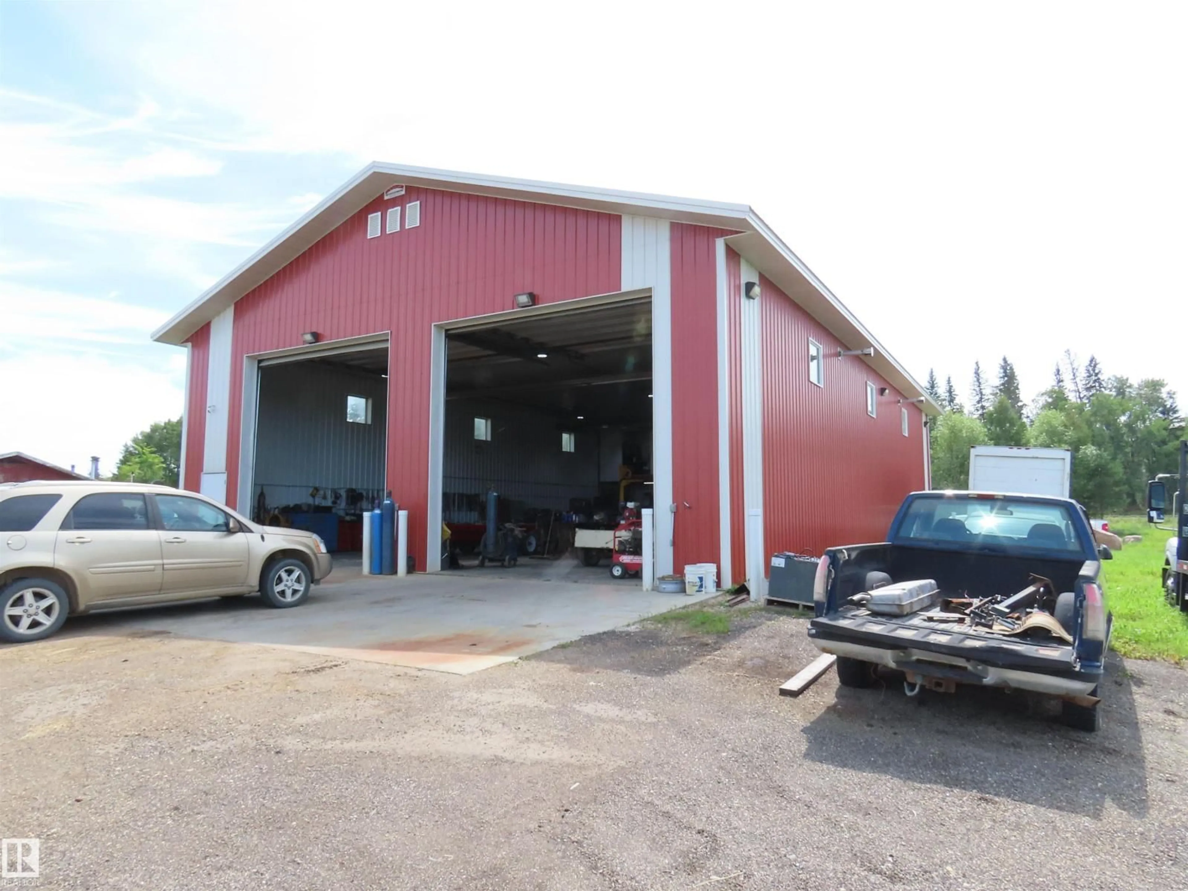Indoor garage for 100 56102 RGE ROAD 53, Rural Lac Ste. Anne County Alberta T0E1V0