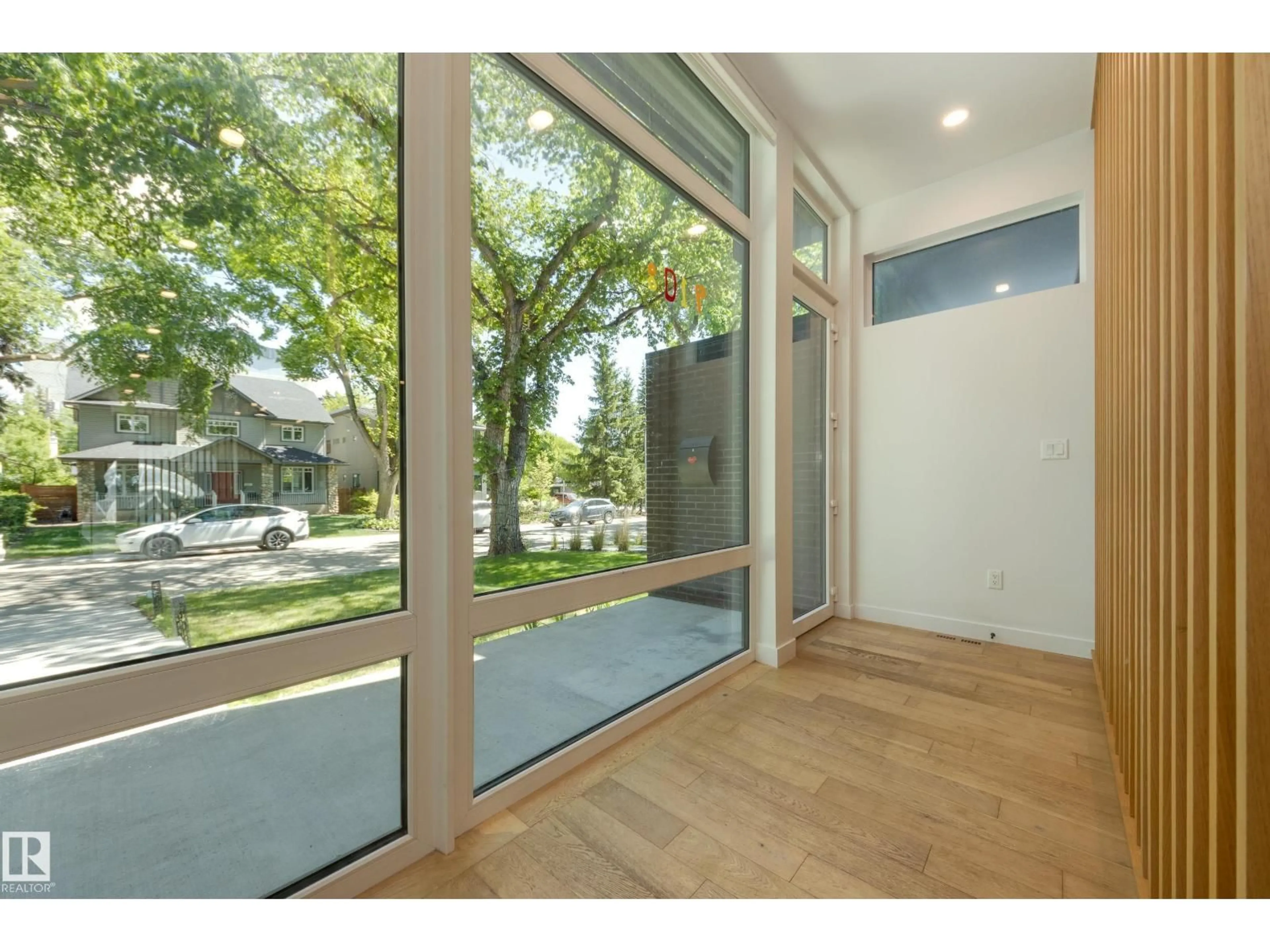 Indoor foyer for NW - 9108 117 STREET, Edmonton Alberta T6G1R9