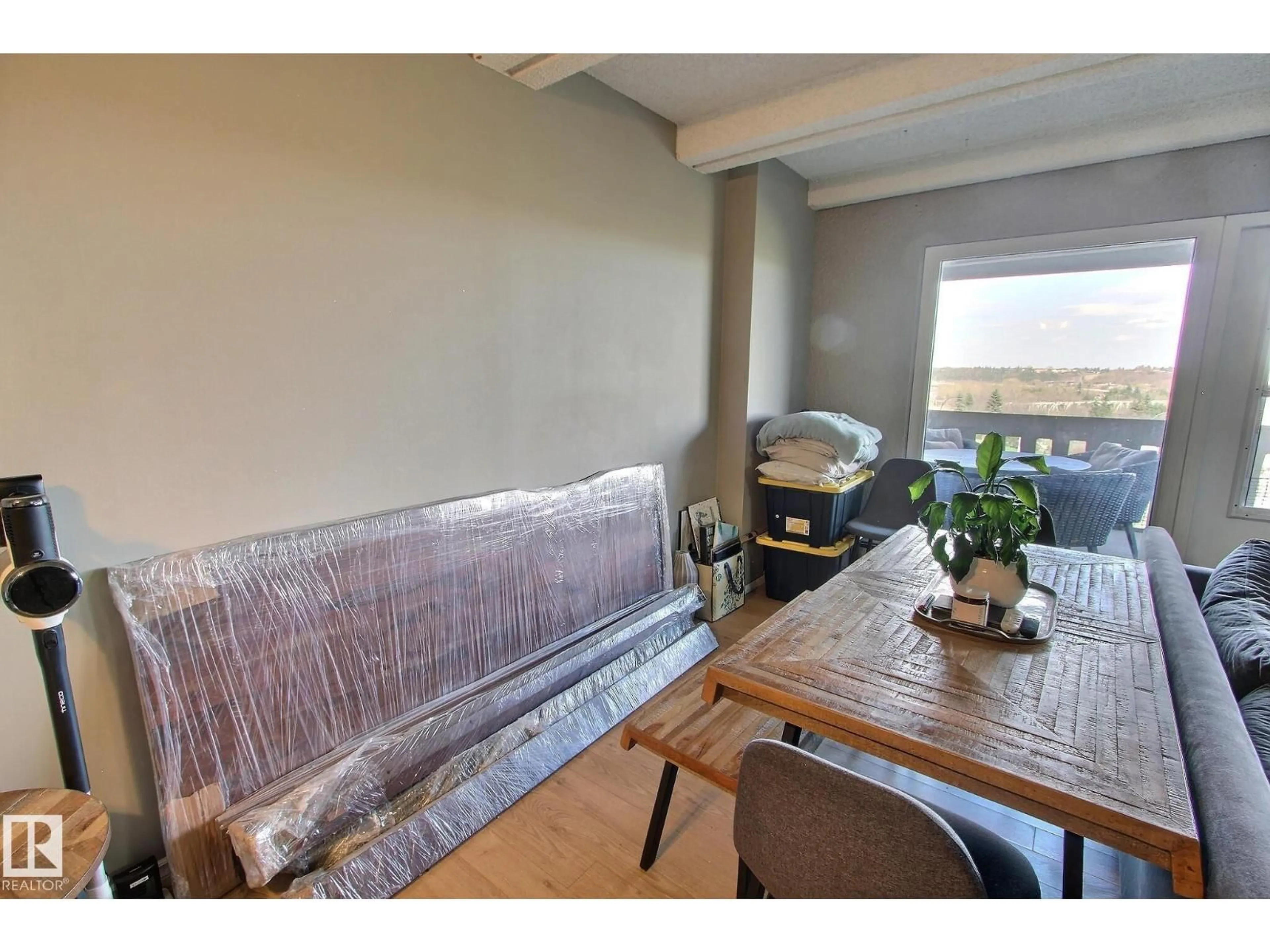 A pic of a room for 9918 - 508 101 ST, Edmonton Alberta T5K2L1